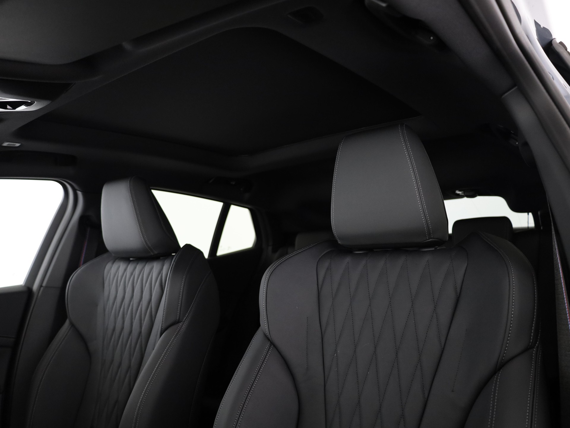 BMW iX2 30 xDrive-image-6