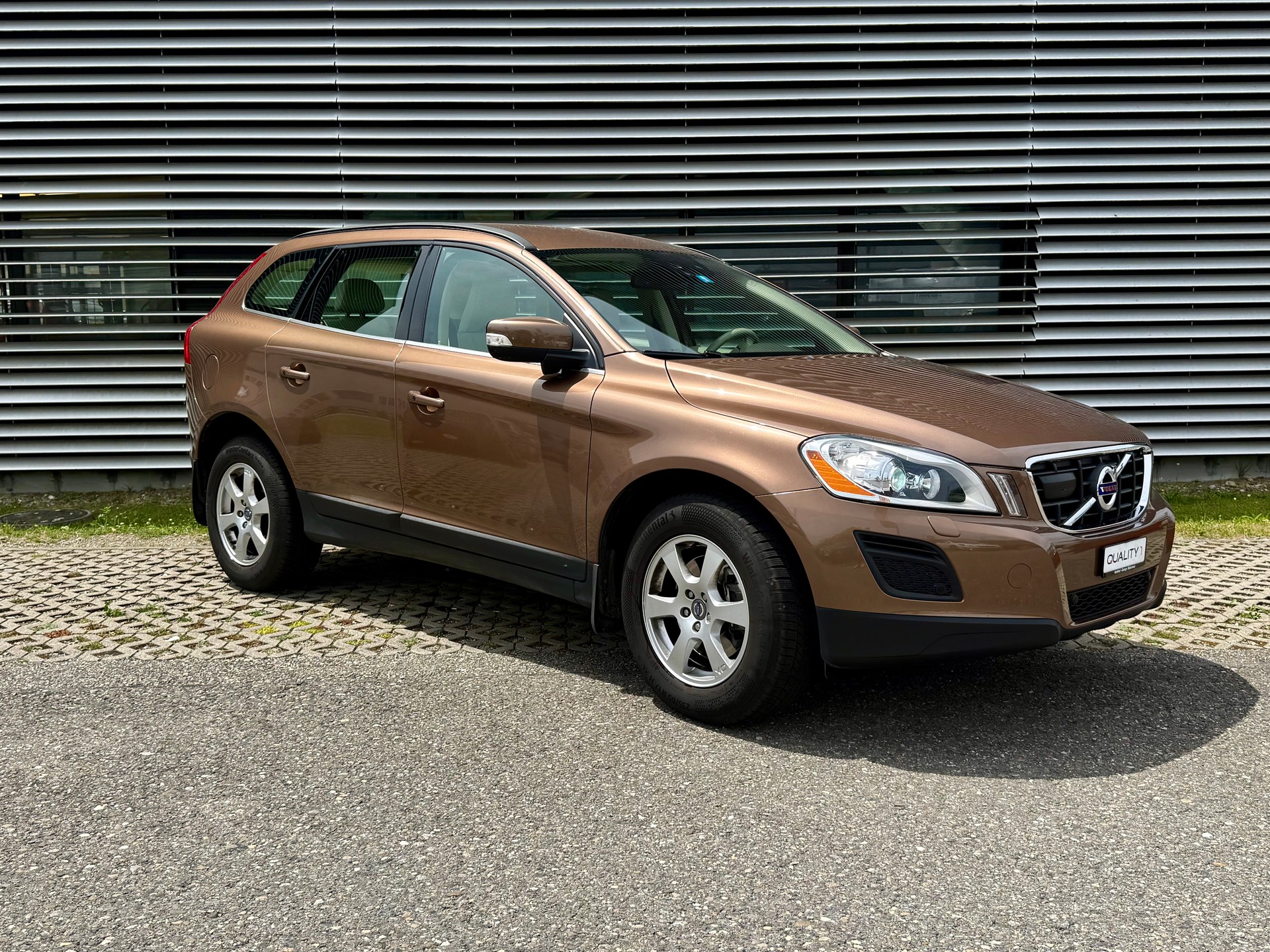 VOLVO XC60 D5 AWD Momentum Geartronic-image-0