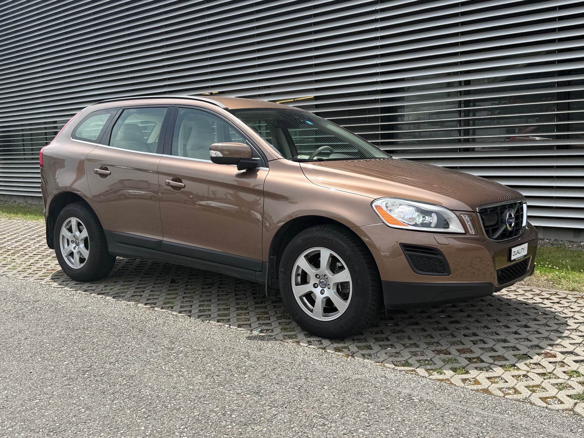 VOLVO XC60 D5 AWD Momentum Geartronic-image-3