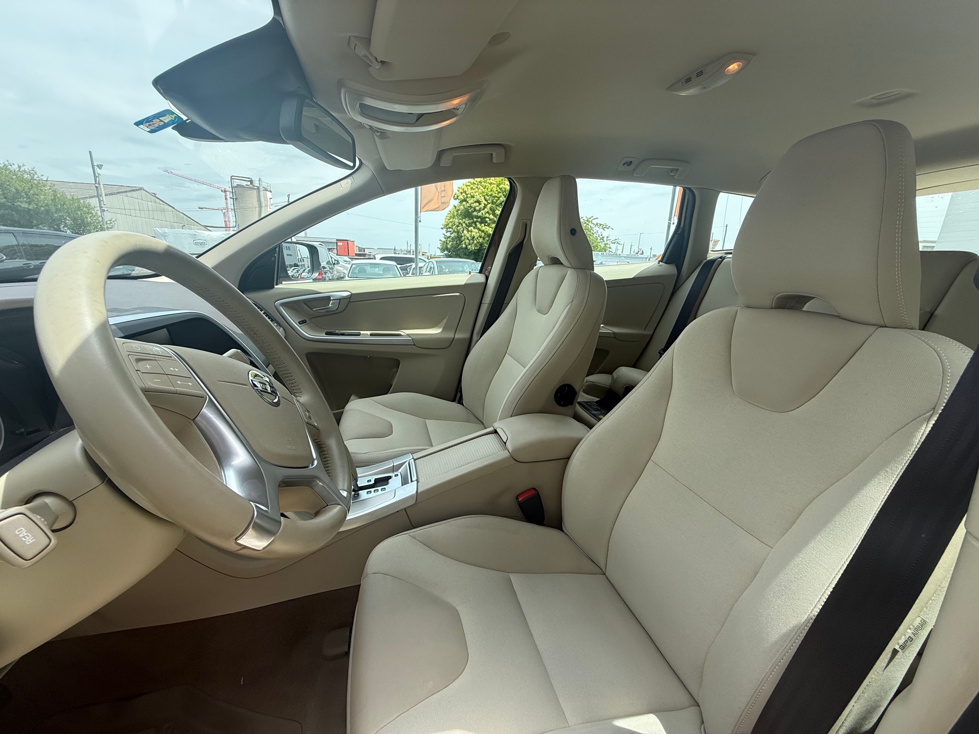 VOLVO XC60 D5 AWD Momentum Geartronic-image-8