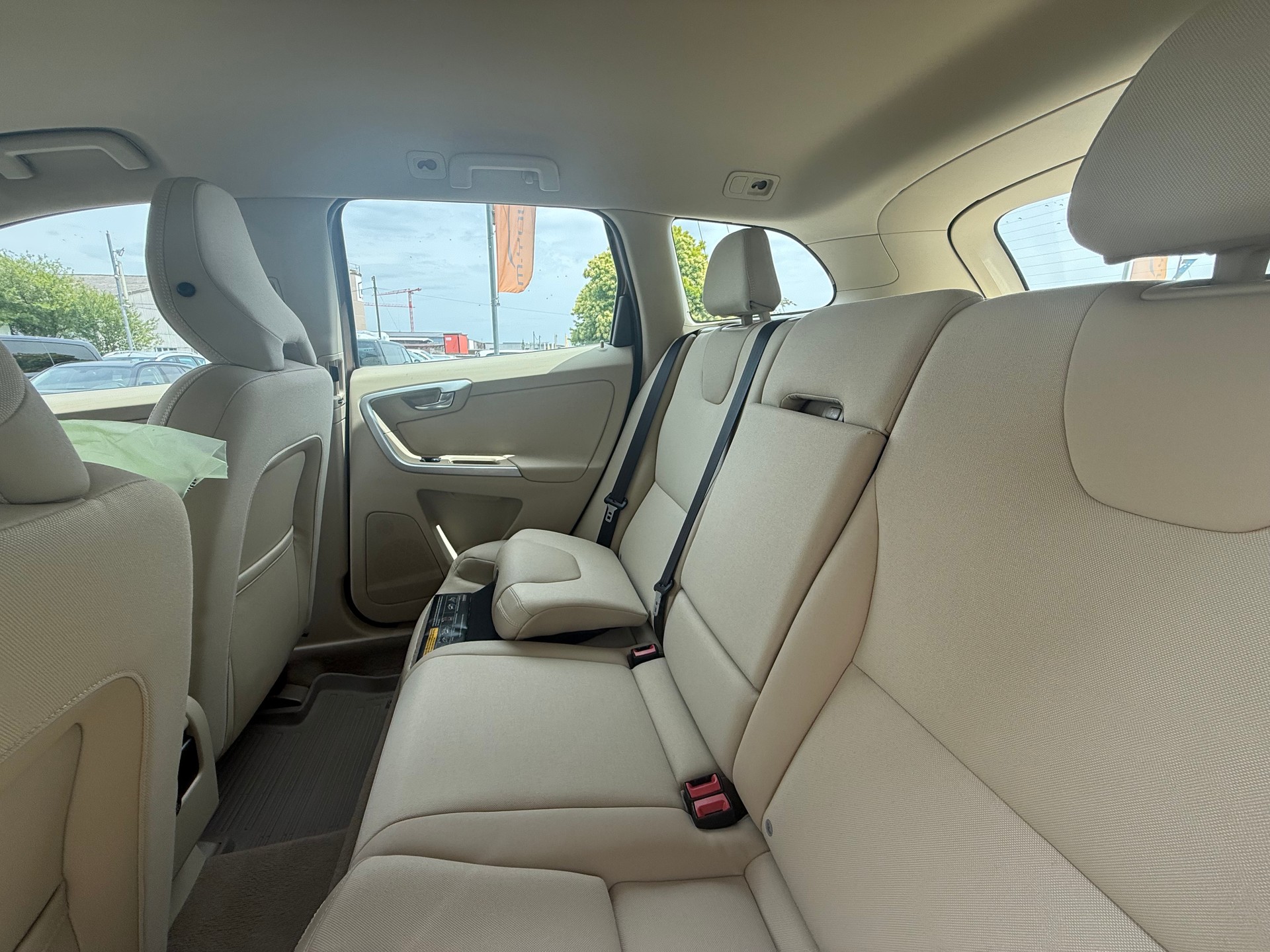VOLVO XC60 D5 AWD Momentum Geartronic-image-9