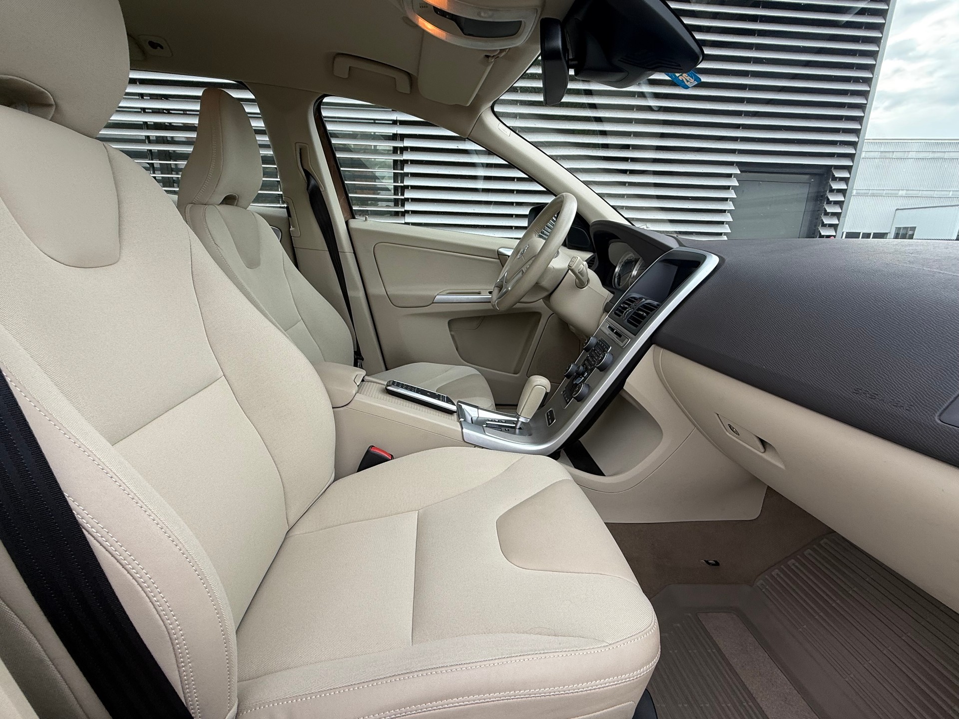 VOLVO XC60 D5 AWD Momentum Geartronic-image-13