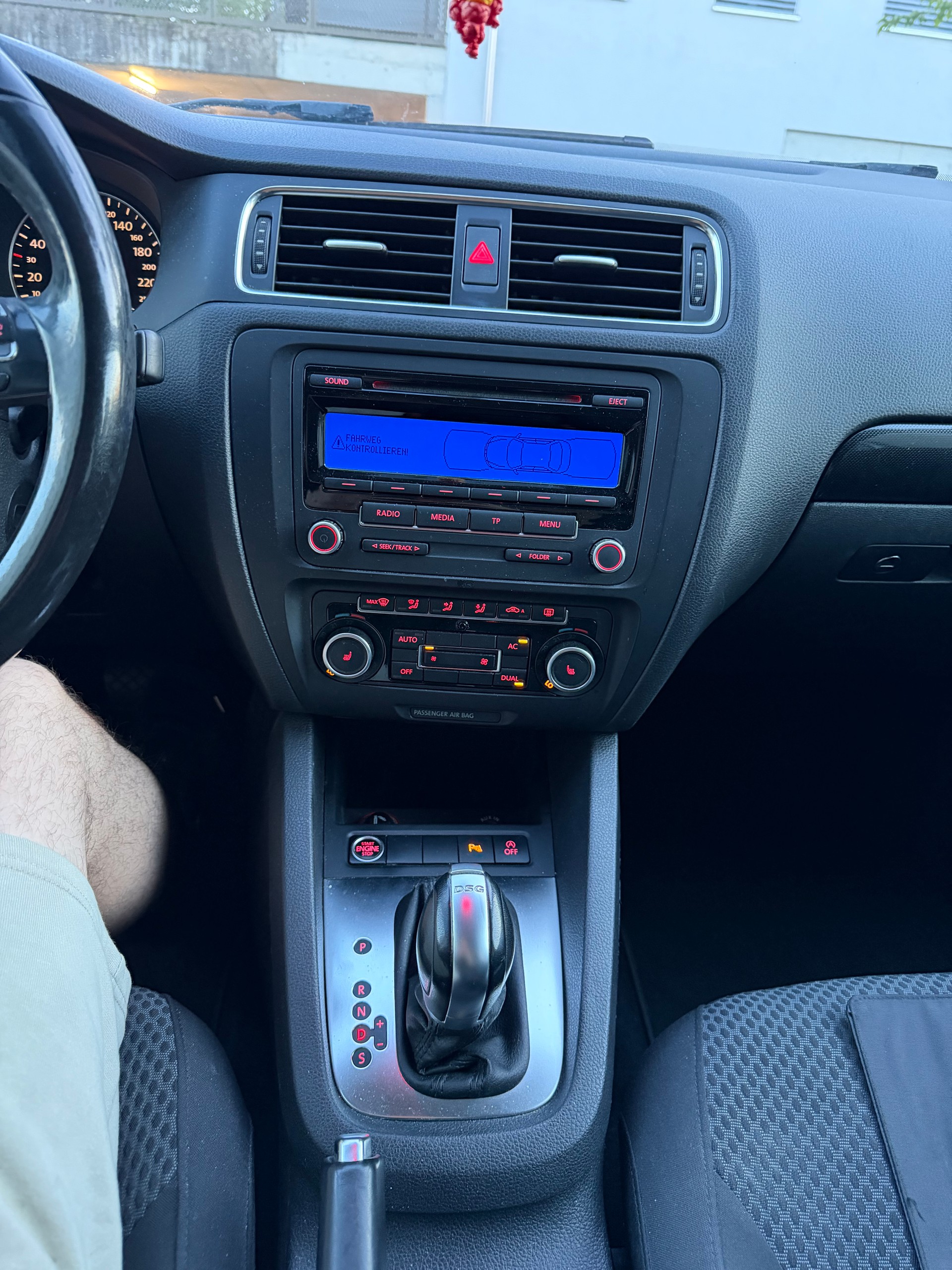 VW Jetta 1.6 TDI BlueMotion Technology Trendline DSG-image-9