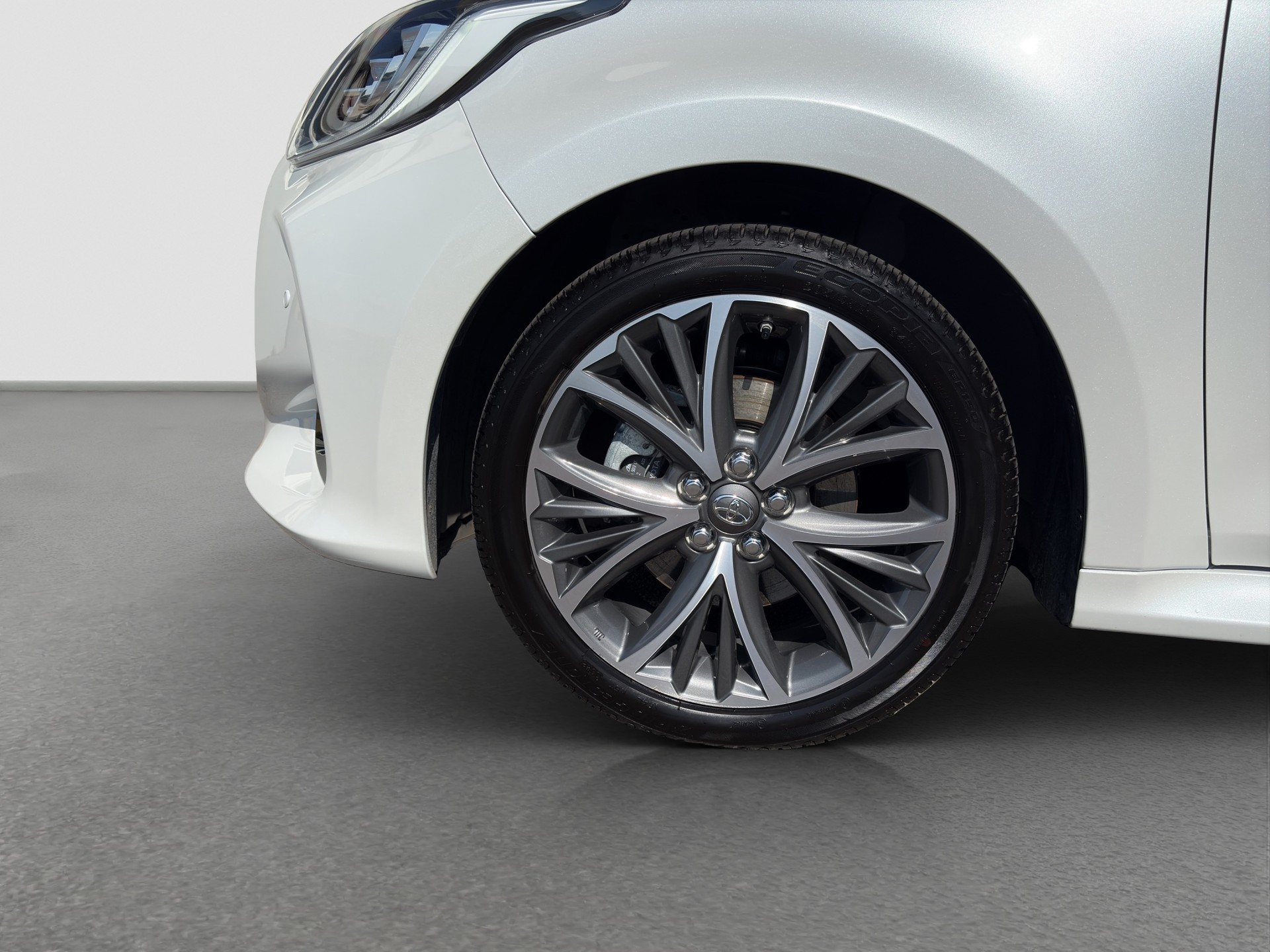 TOYOTA Yaris 1.5 Premium e-CVT-image-2