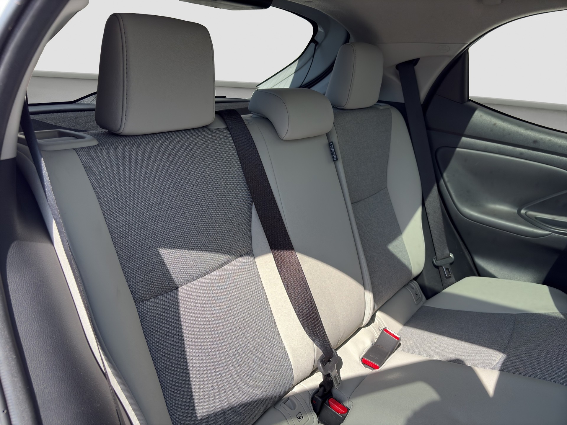 TOYOTA Yaris 1.5 Premium e-CVT-image-17