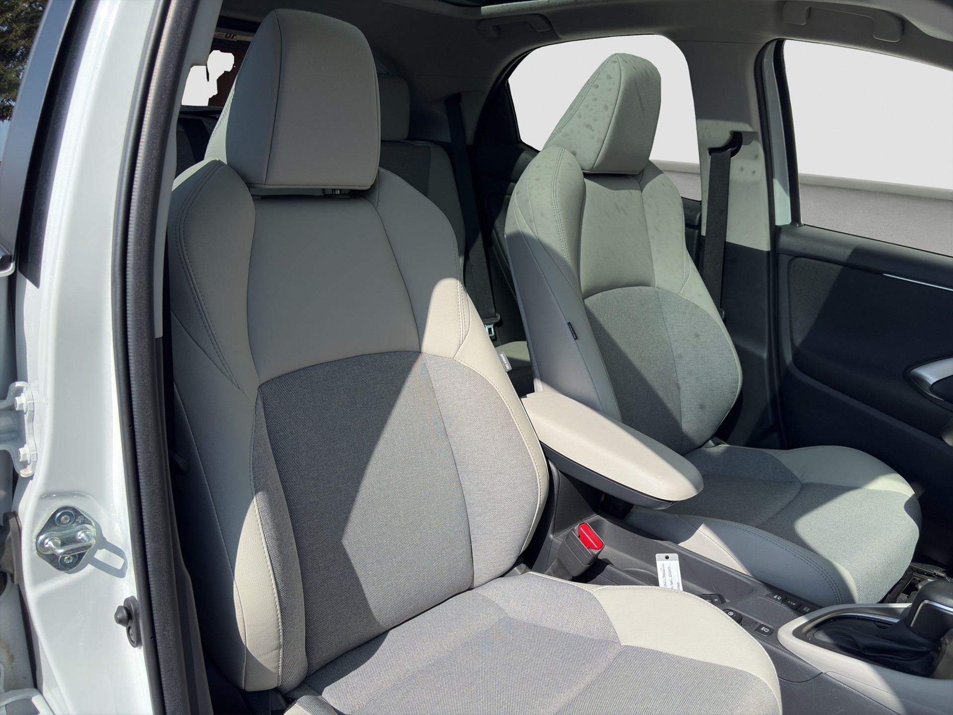 TOYOTA Yaris 1.5 Premium e-CVT-image-14