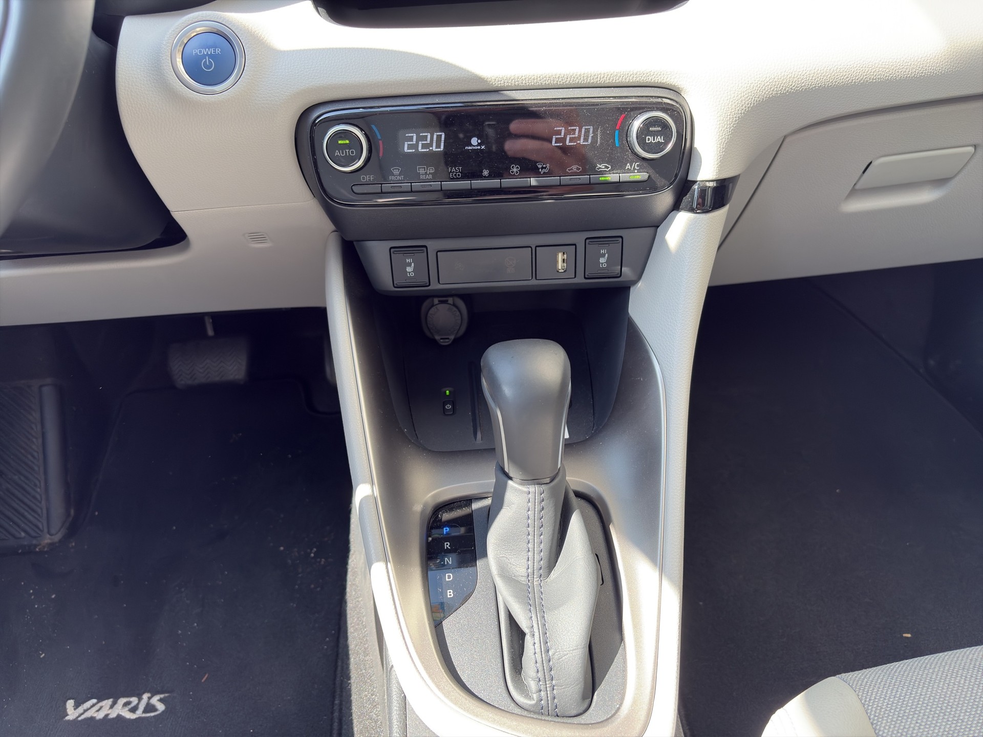 TOYOTA Yaris 1.5 Premium e-CVT-image-11