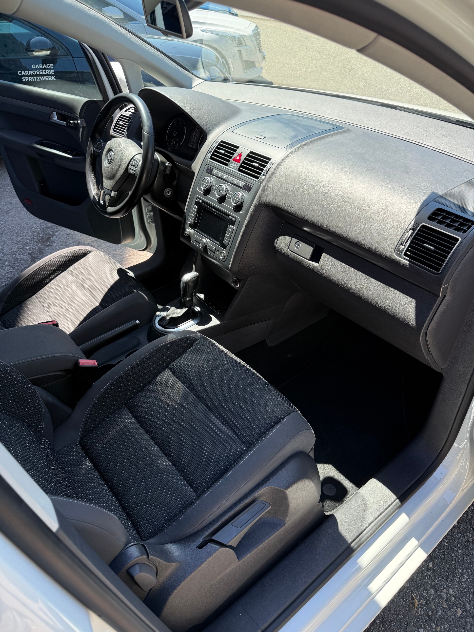 VW Touran 2.0 TDI BlueMotion Technology Design DSG-image-9
