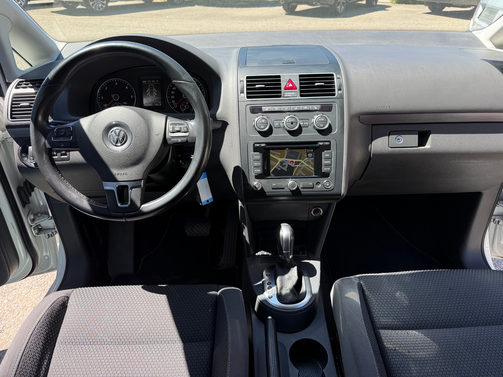 VW Touran 2.0 TDI BlueMotion Technology Design DSG-image-12