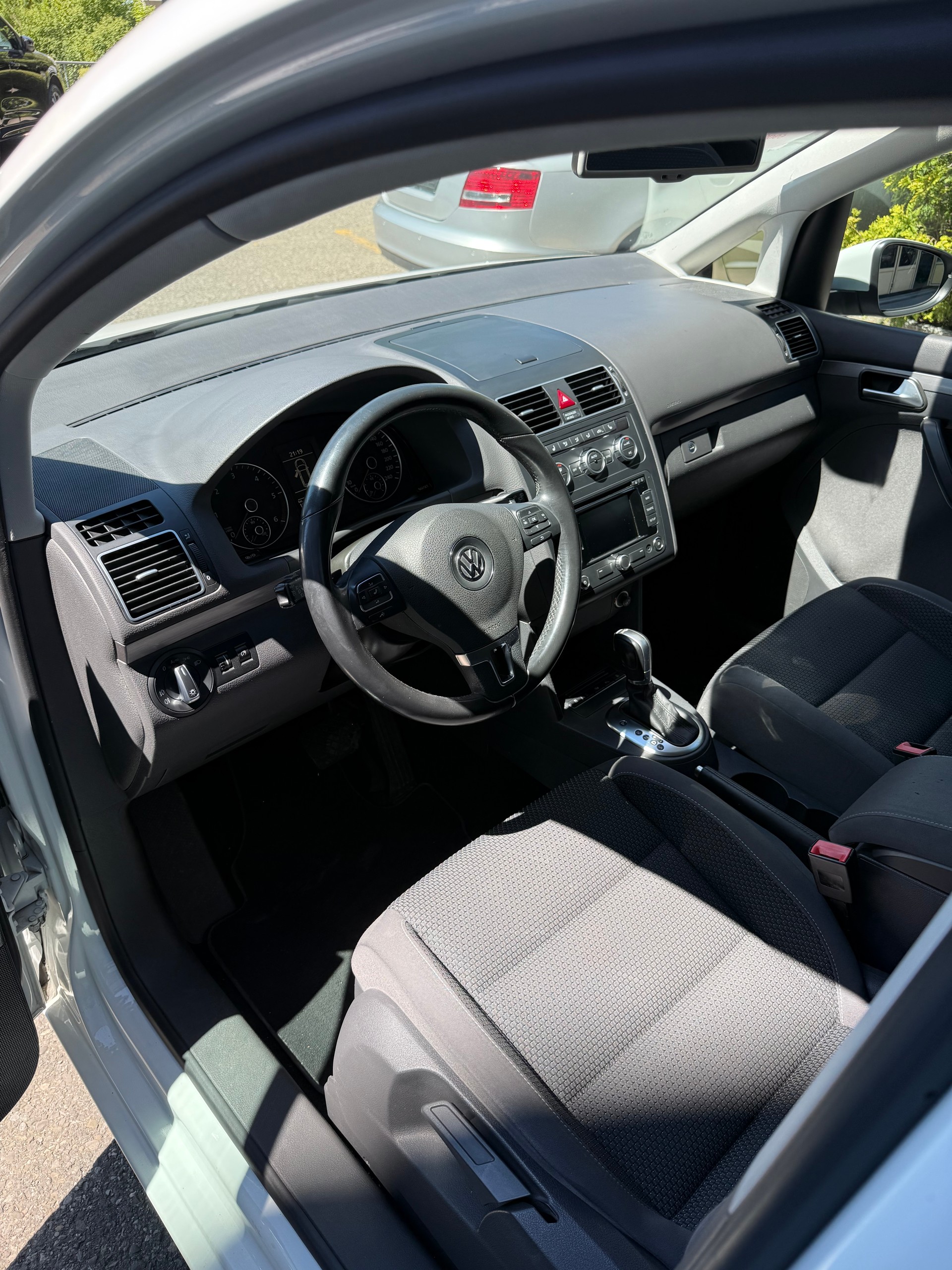VW Touran 2.0 TDI BlueMotion Technology Design DSG-image-8