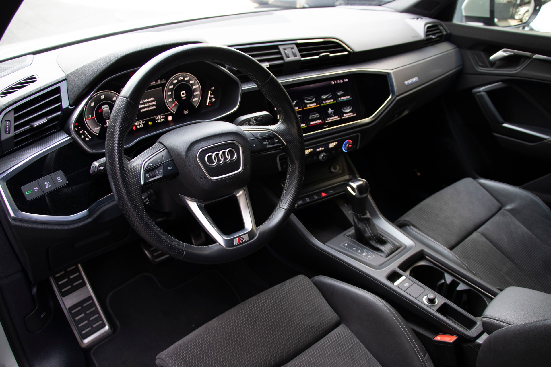 AUDI Q3 Sportback 35 TDI S line quattro S-tronic-image-4