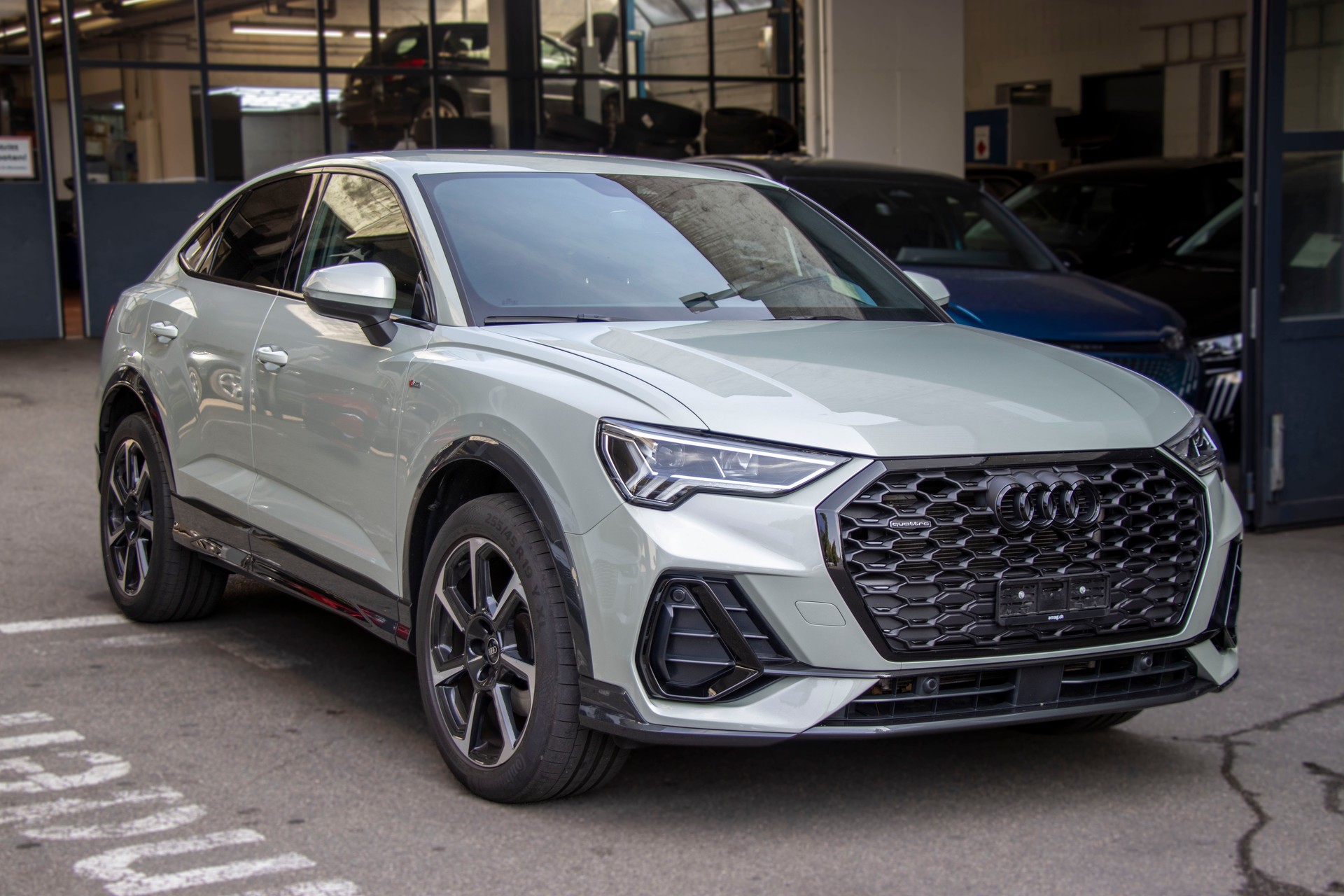 AUDI Q3 Sportback 35 TDI S line quattro S-tronic-image-3