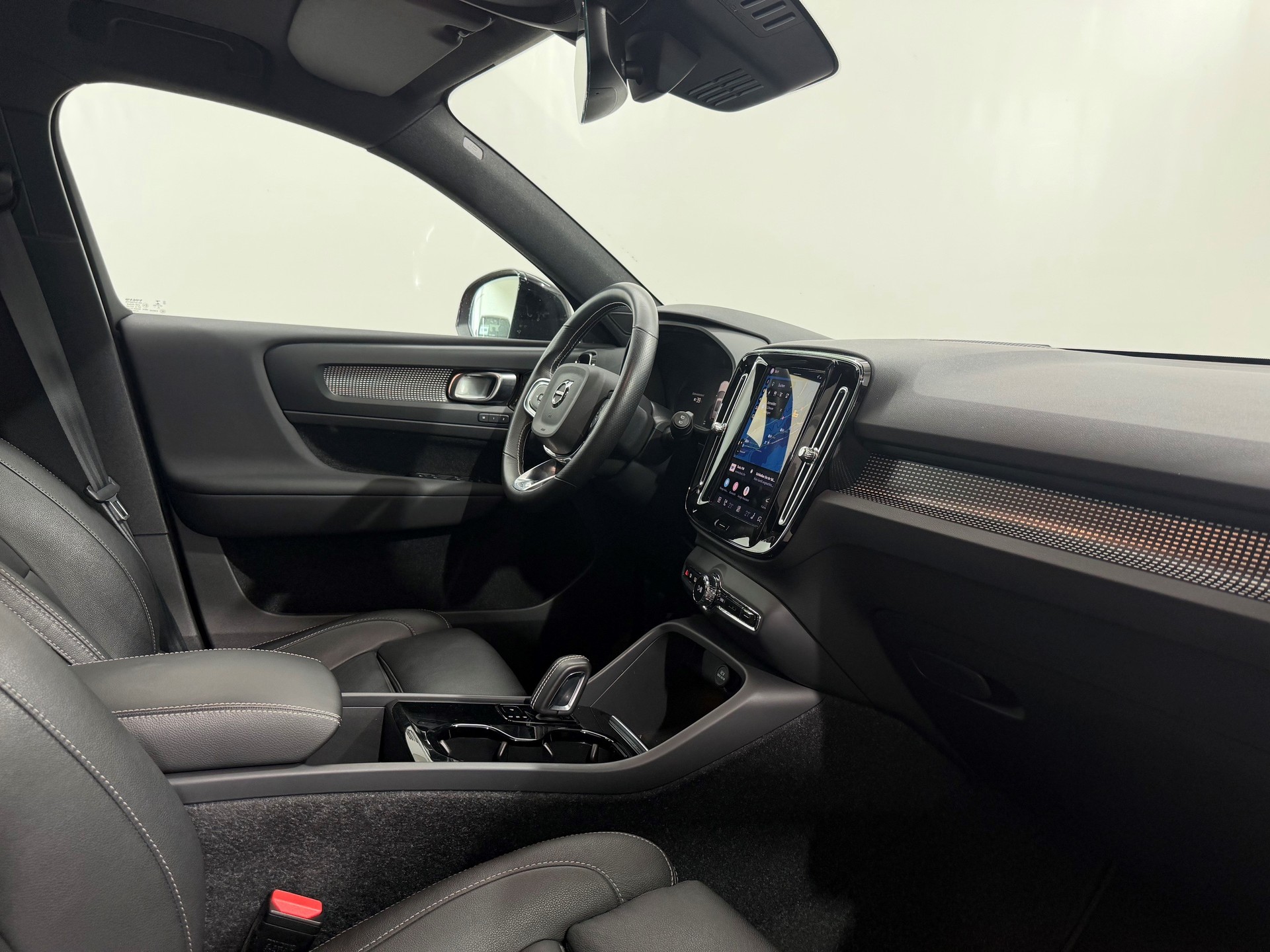 VOLVO XC40 P8 AWD Pure Electric R-Design-image-3
