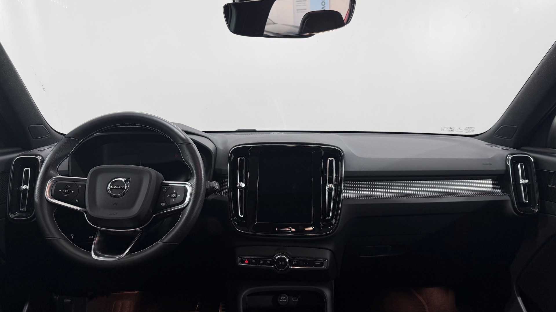 VOLVO XC40 P8 AWD Pure Electric R-Design-image-4