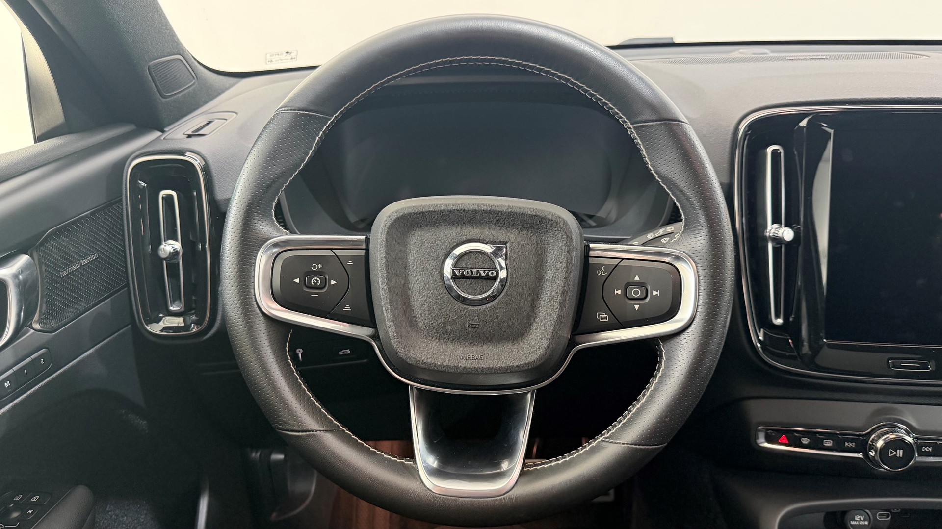 VOLVO XC40 P8 AWD Pure Electric R-Design-image-9