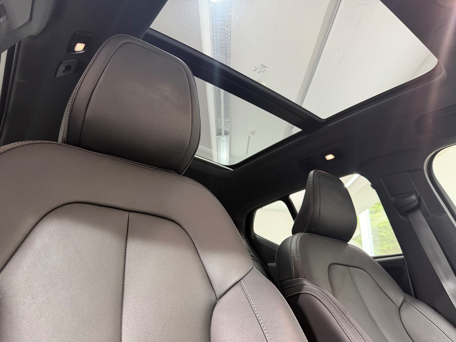 VOLVO XC40 P8 AWD Pure Electric R-Design-image-13