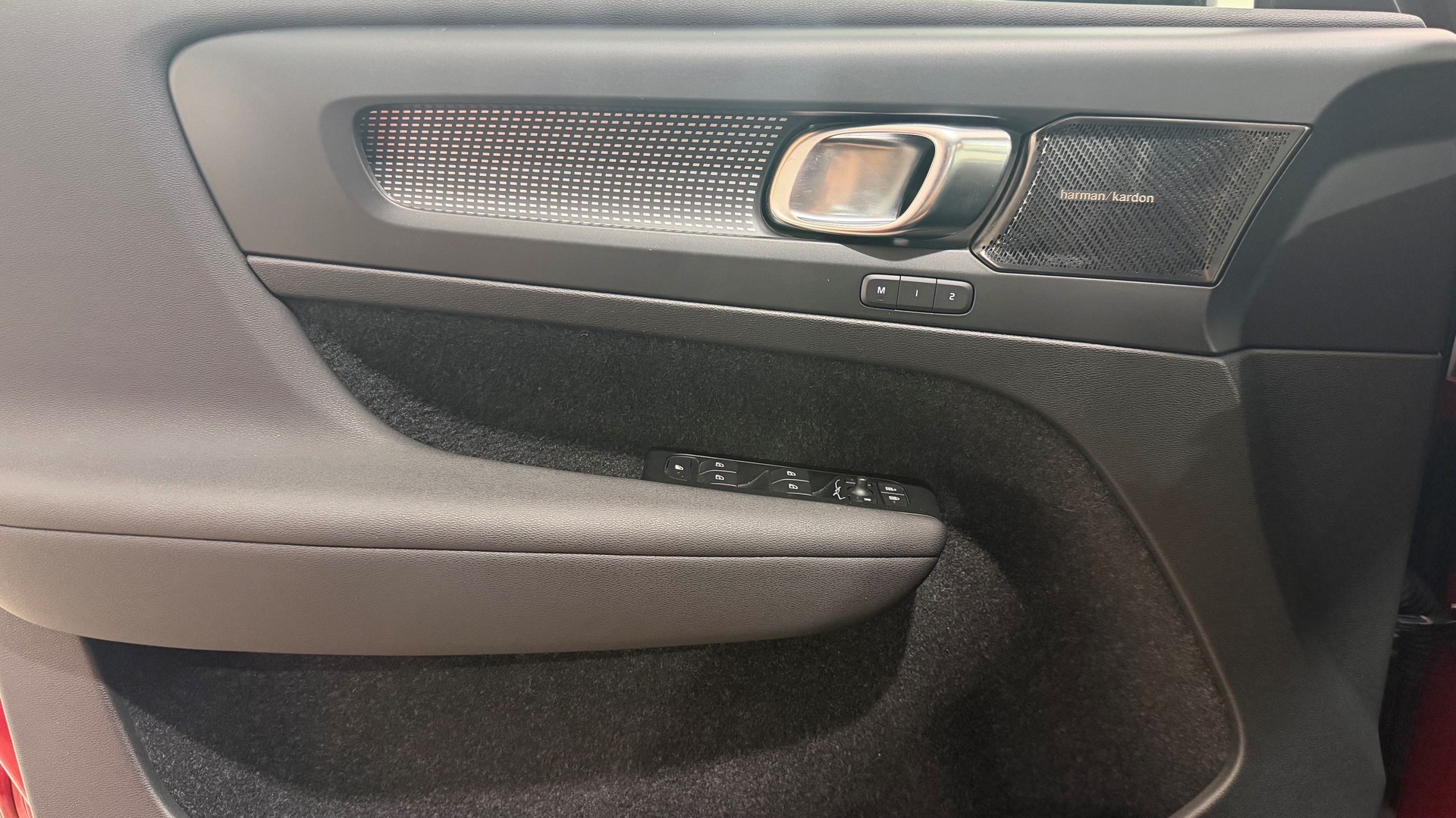 VOLVO XC40 P8 AWD Pure Electric R-Design-image-12