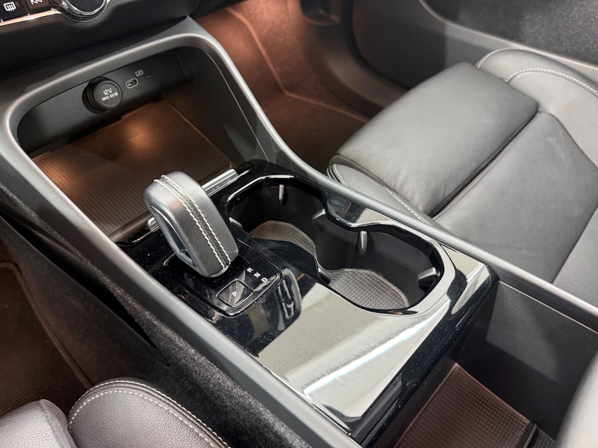 VOLVO XC40 P8 AWD Pure Electric R-Design-image-11