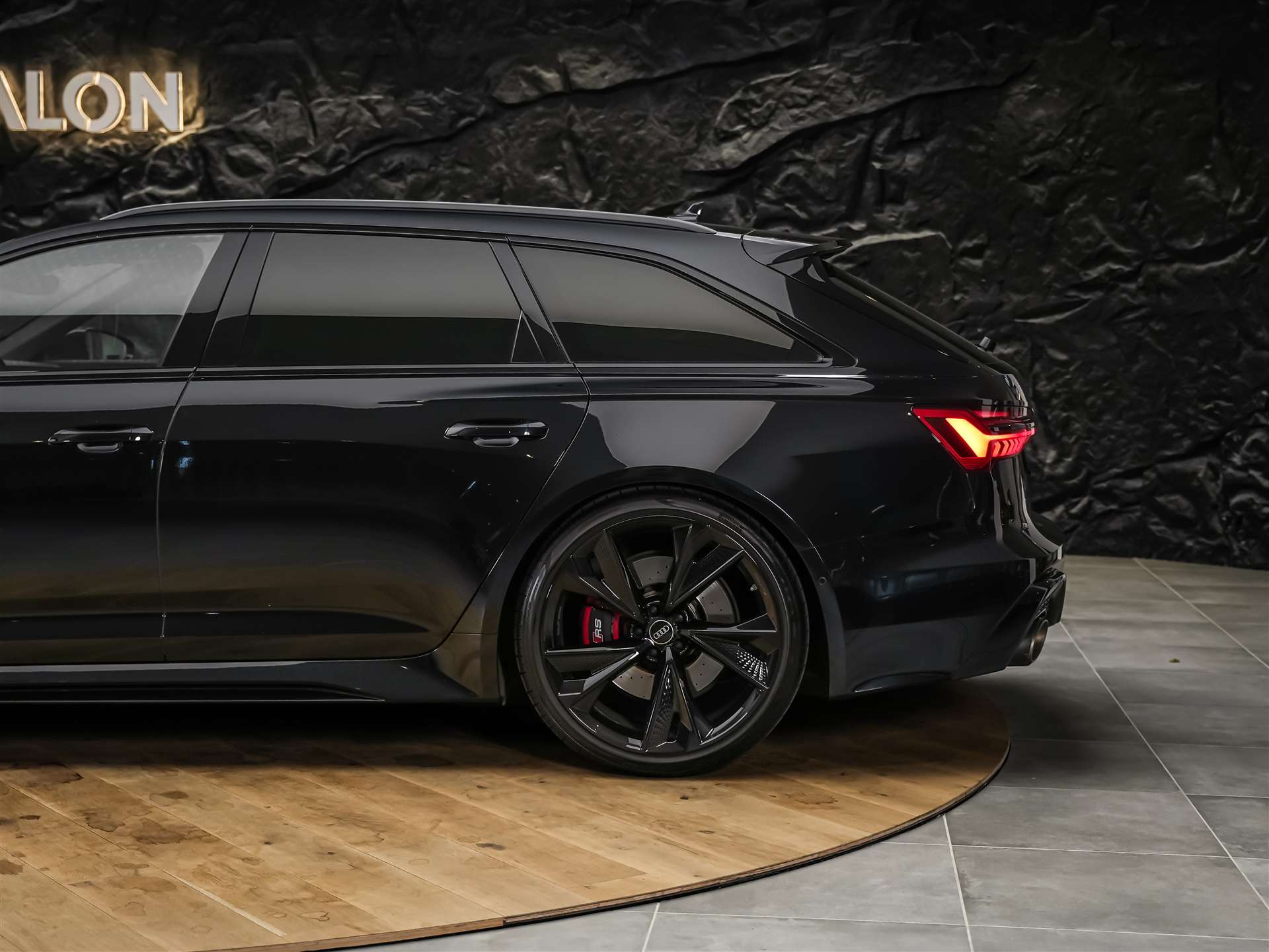 AUDI RS6 Avant 4.0 TFSI V8 quattro *Akrapovic*Allradlenkung*Standheizung*Sitzlüftung*-image-19