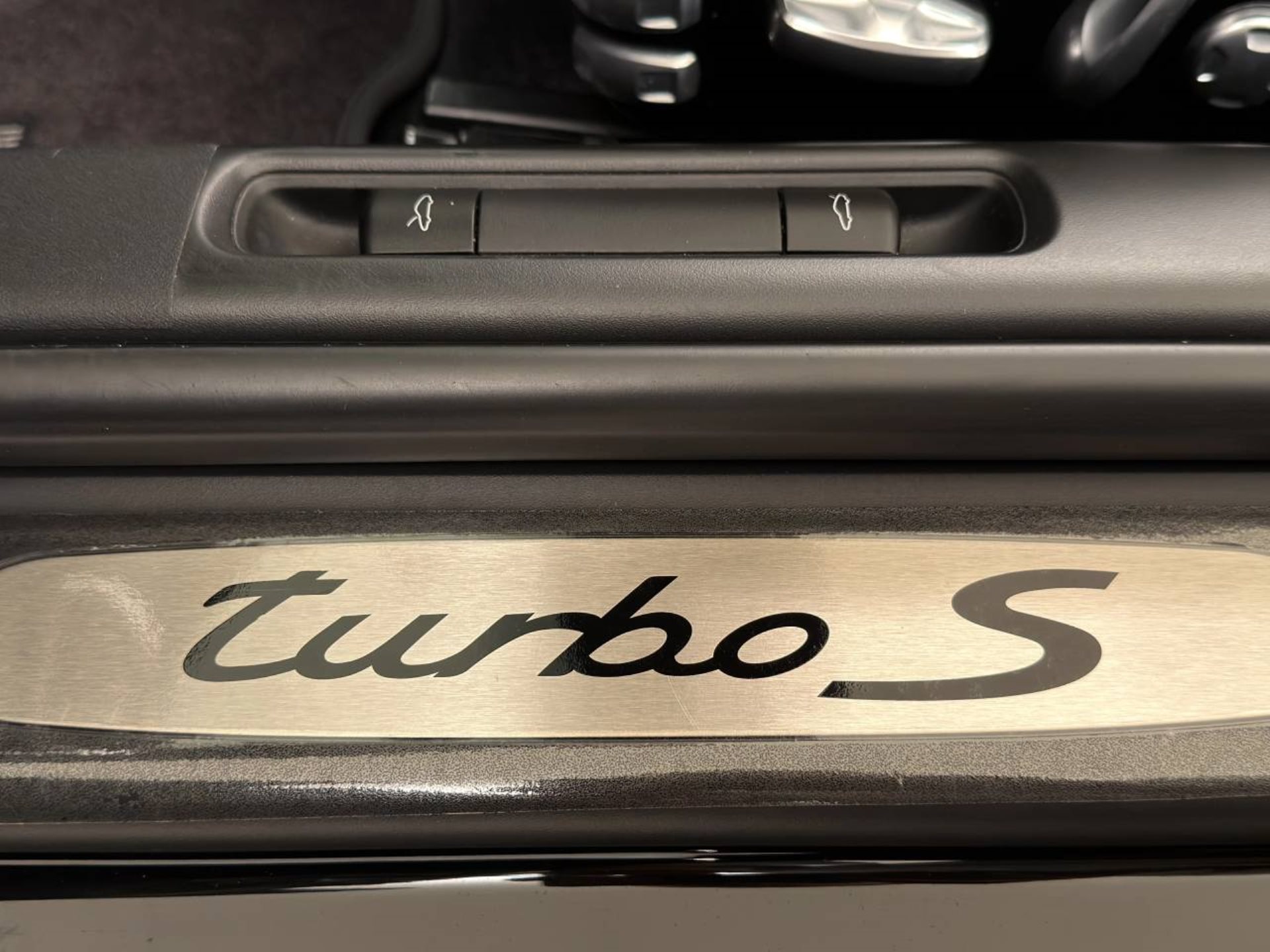 PORSCHE 911 Turbo S Cabriolet-image-21