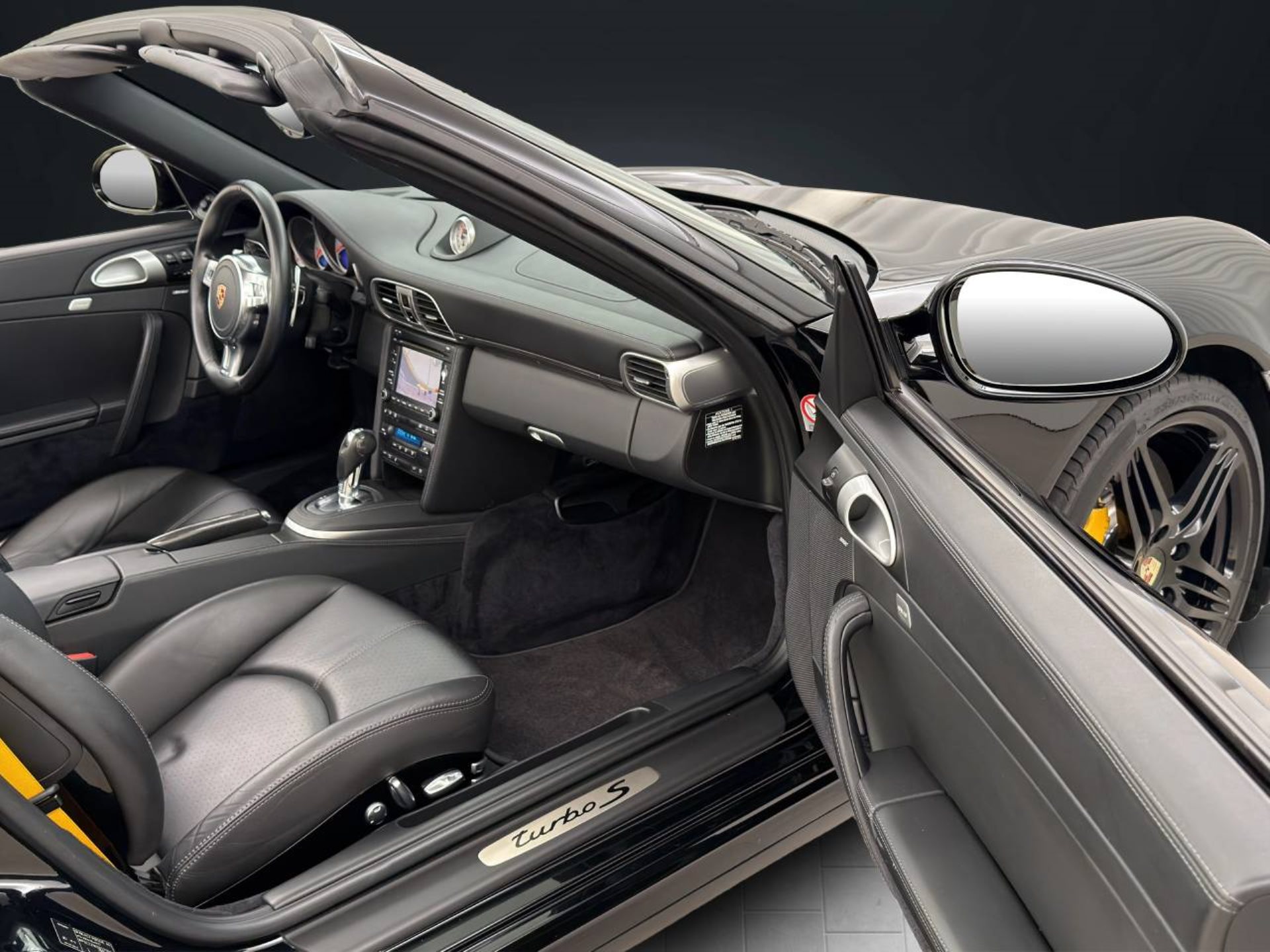 PORSCHE 911 Turbo S Cabriolet-image-14
