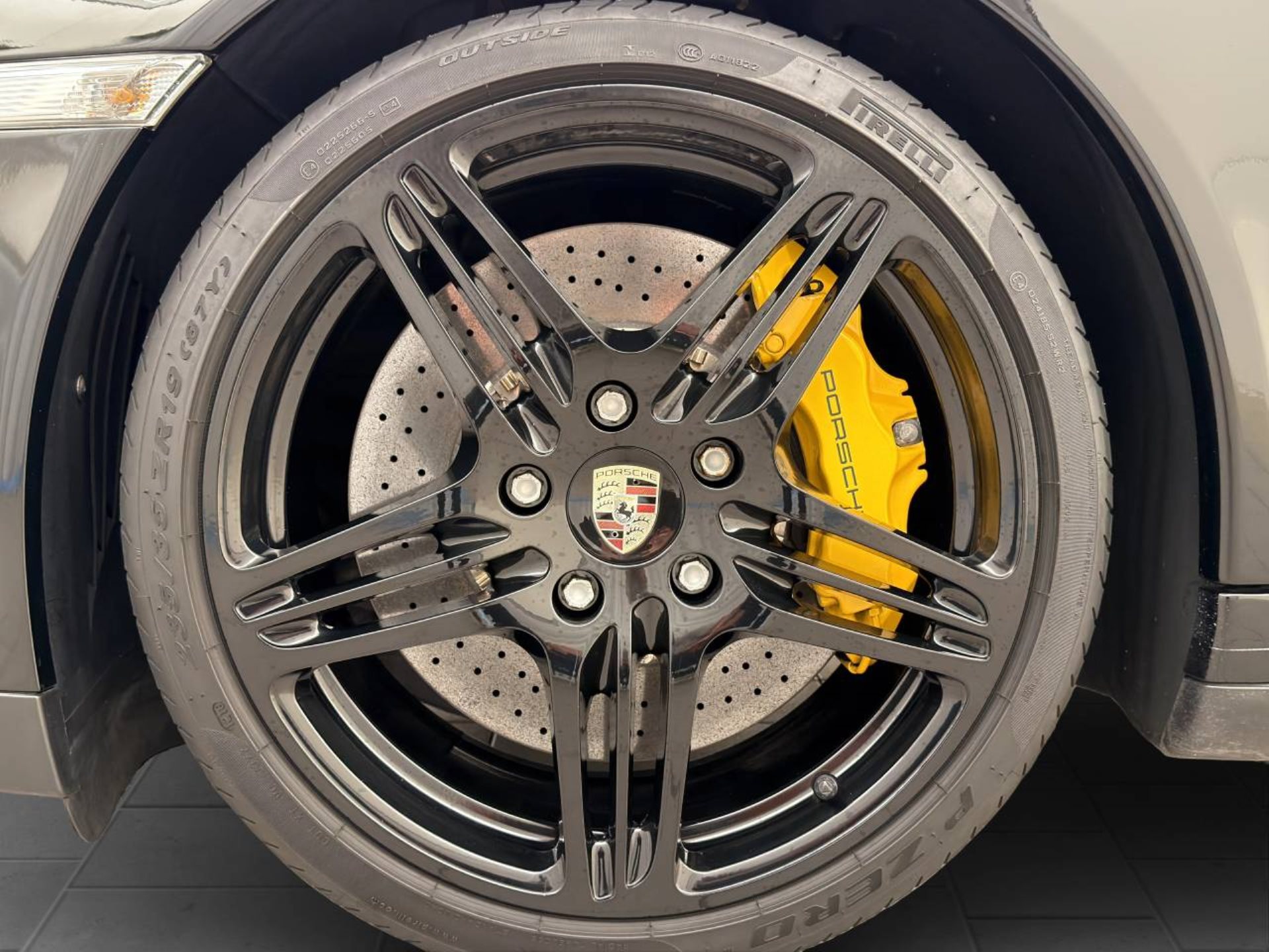 PORSCHE 911 Turbo S Cabriolet-image-10