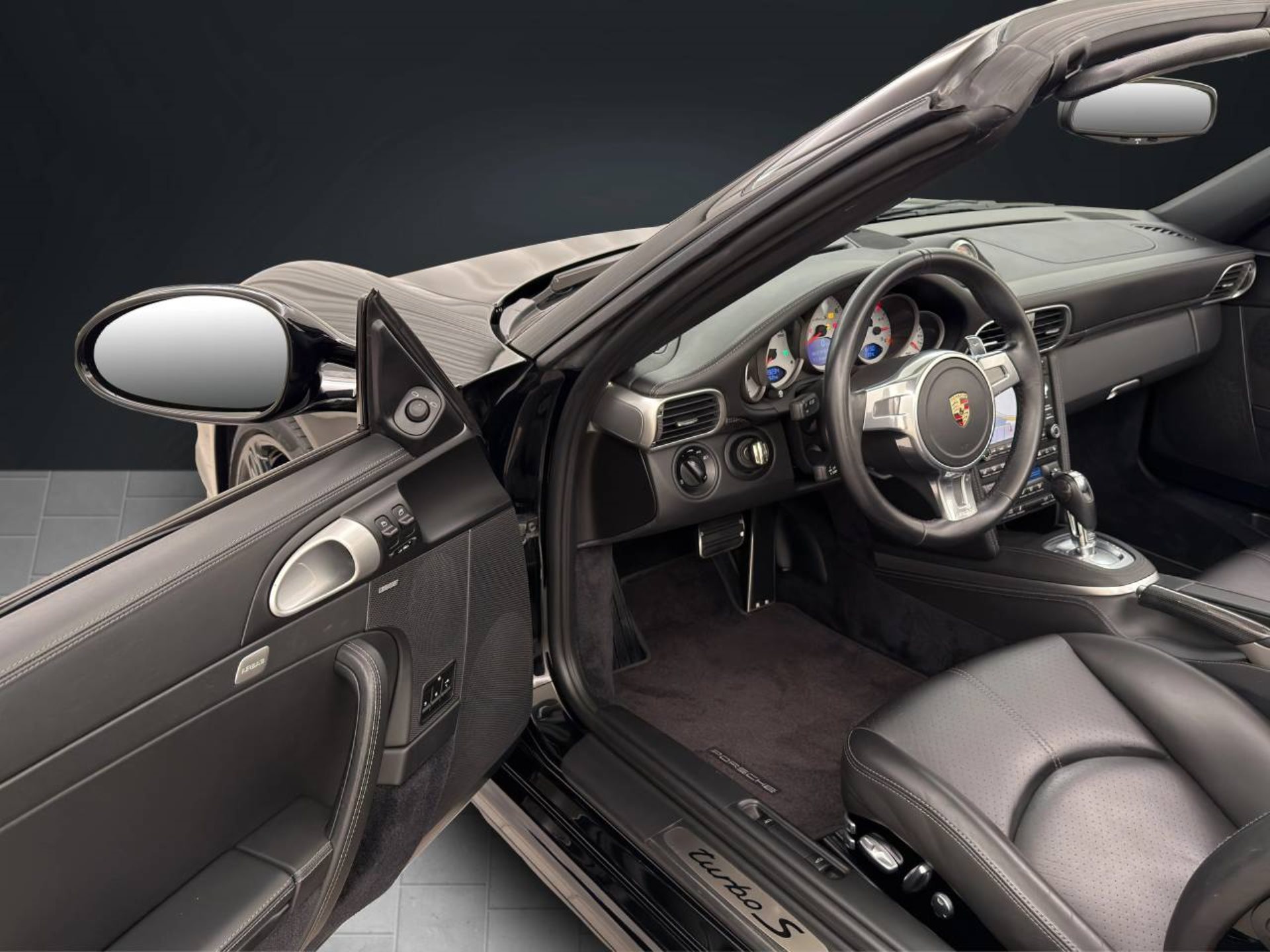 PORSCHE 911 Turbo S Cabriolet-image-3