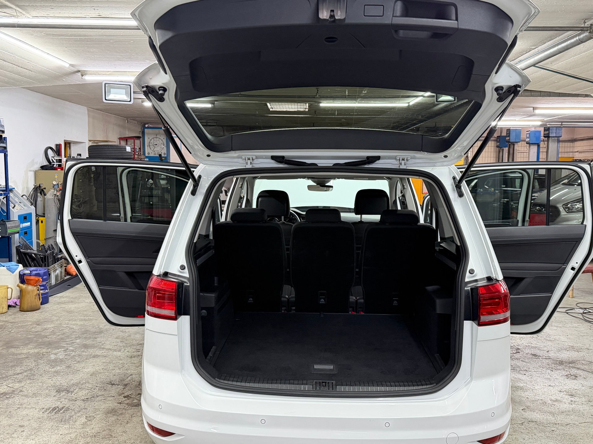 VW Touran 2.0 TDI BlueMotion Technology Comfortline DSG-image-10