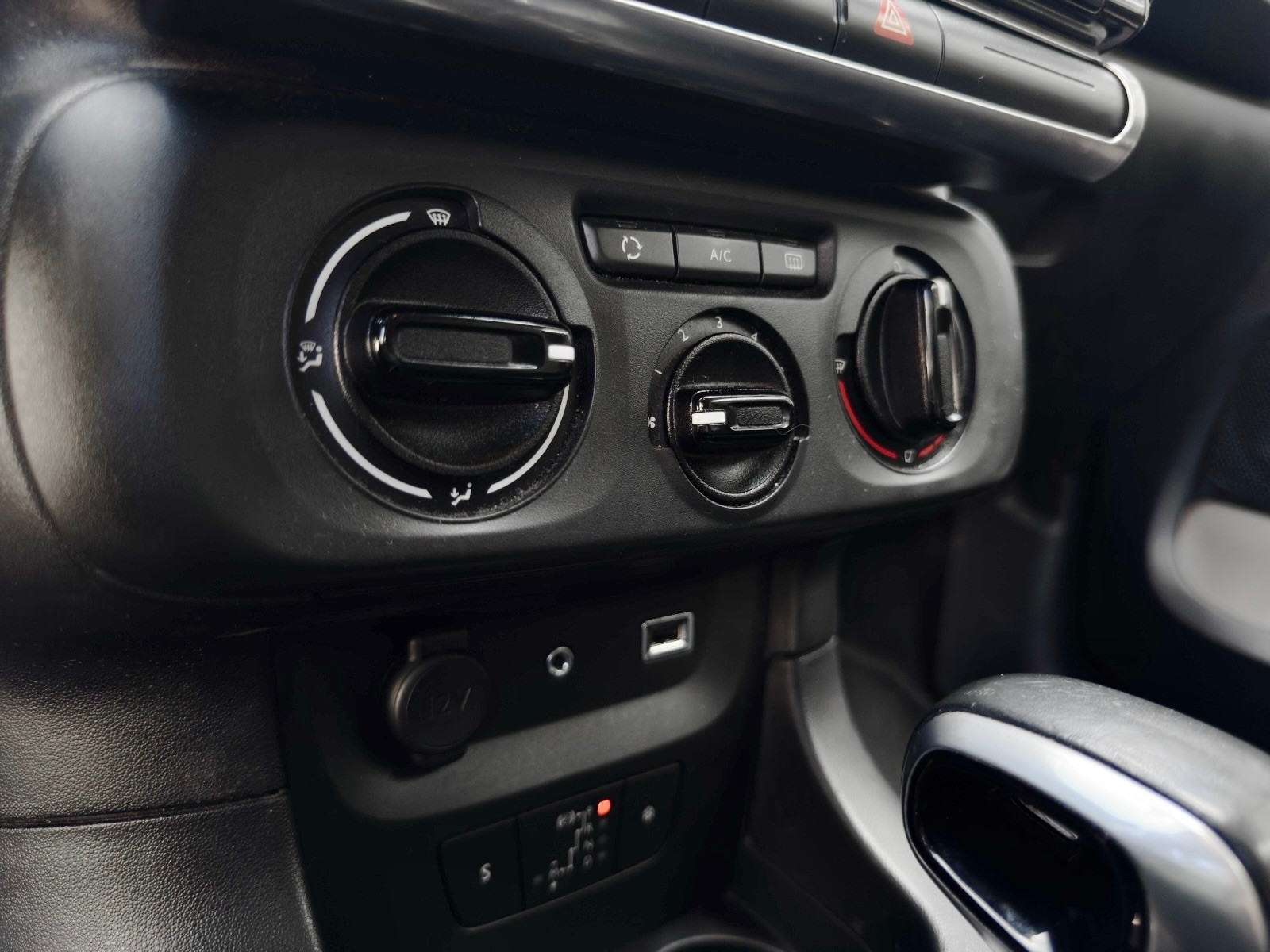 CITROEN C3 1.2i PureTech Feel EAT-image-16