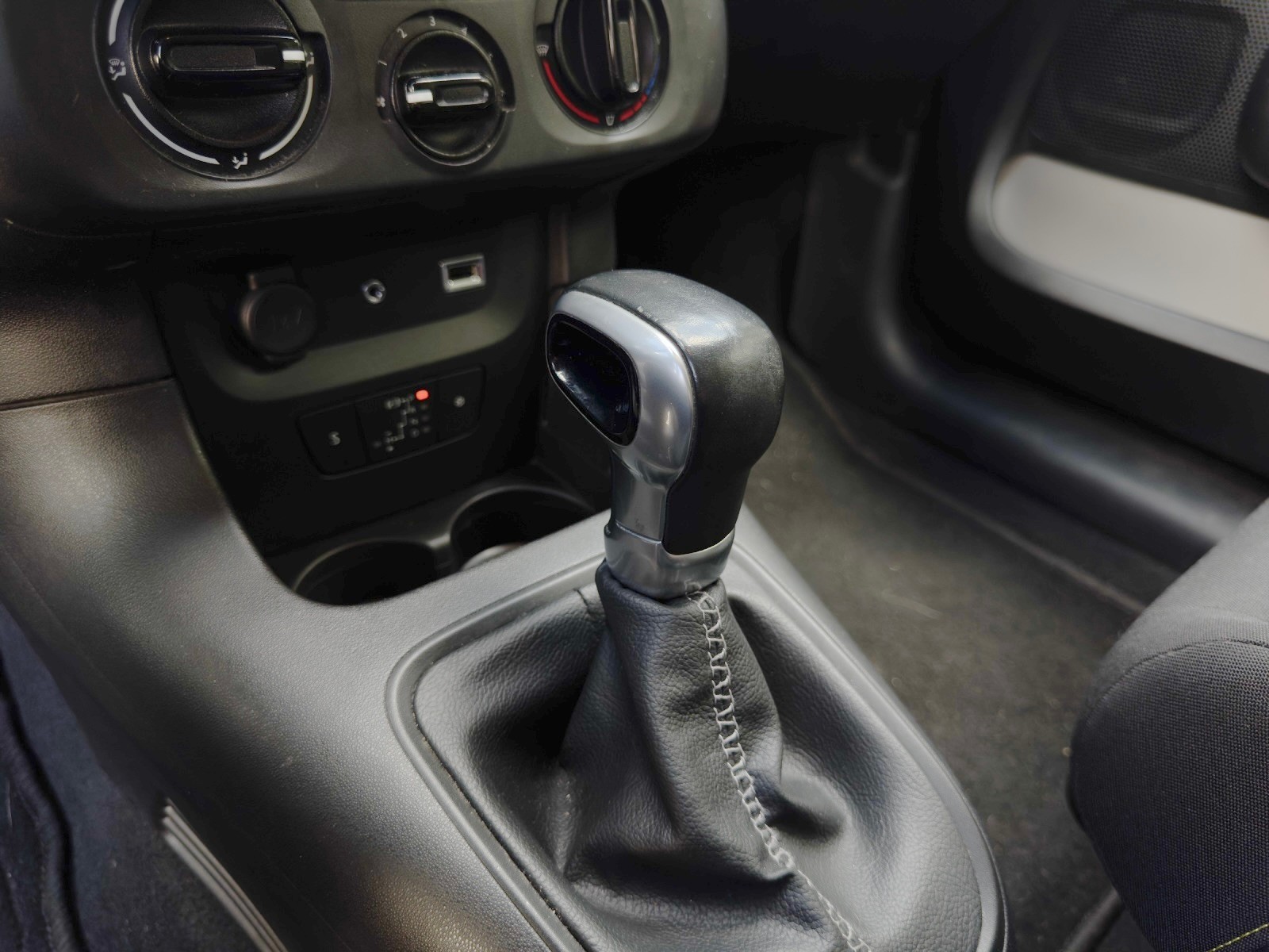 CITROEN C3 1.2i PureTech Feel EAT-image-15