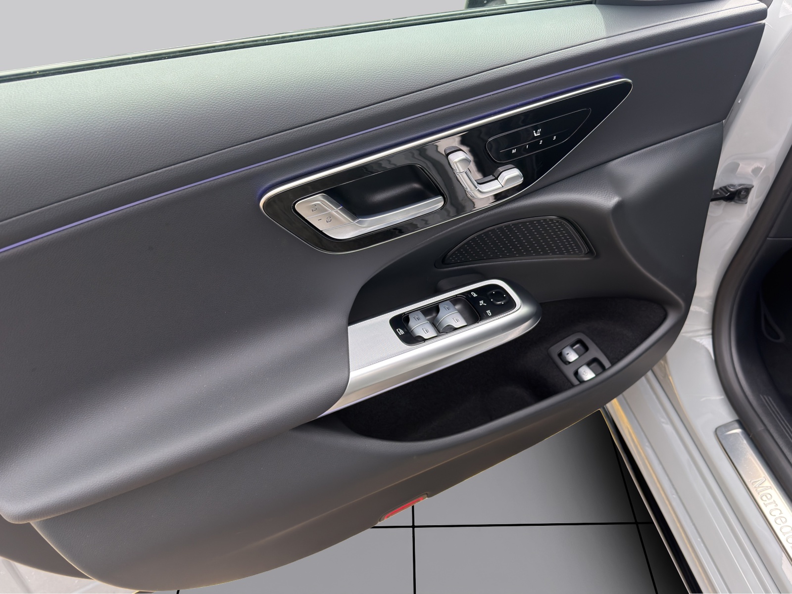 MERCEDES-BENZ E 400 e 4Matic EQ Hybrid 9G-Tronic-image-7
