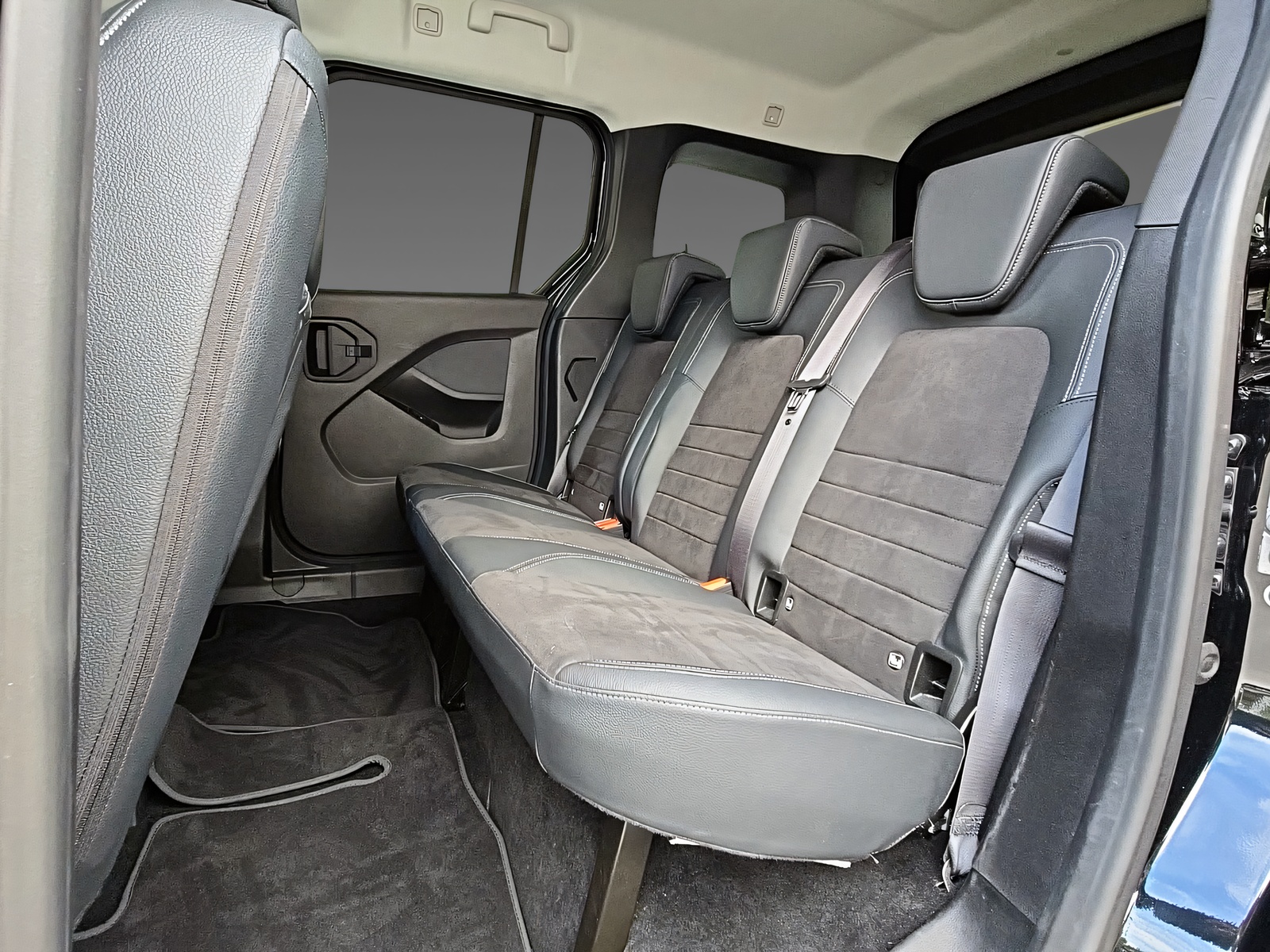 MERCEDES-BENZ T 180 d Style-image-11
