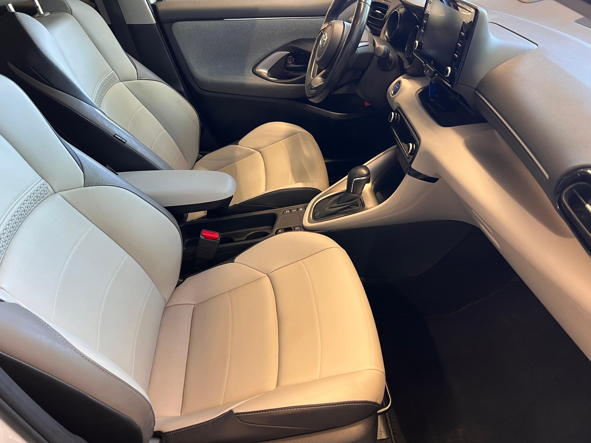 TOYOTA Yaris 1.5 VVT-i HSD Premium-image-12