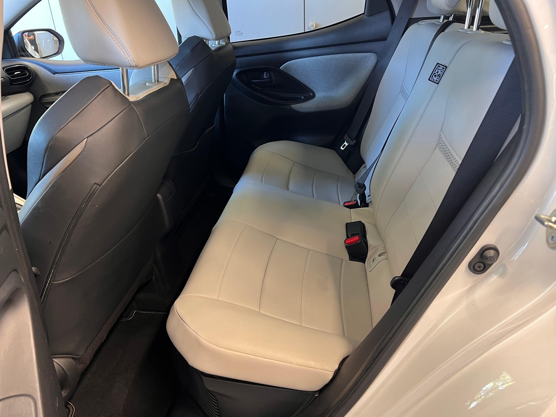 TOYOTA Yaris 1.5 VVT-i HSD Premium-image-10