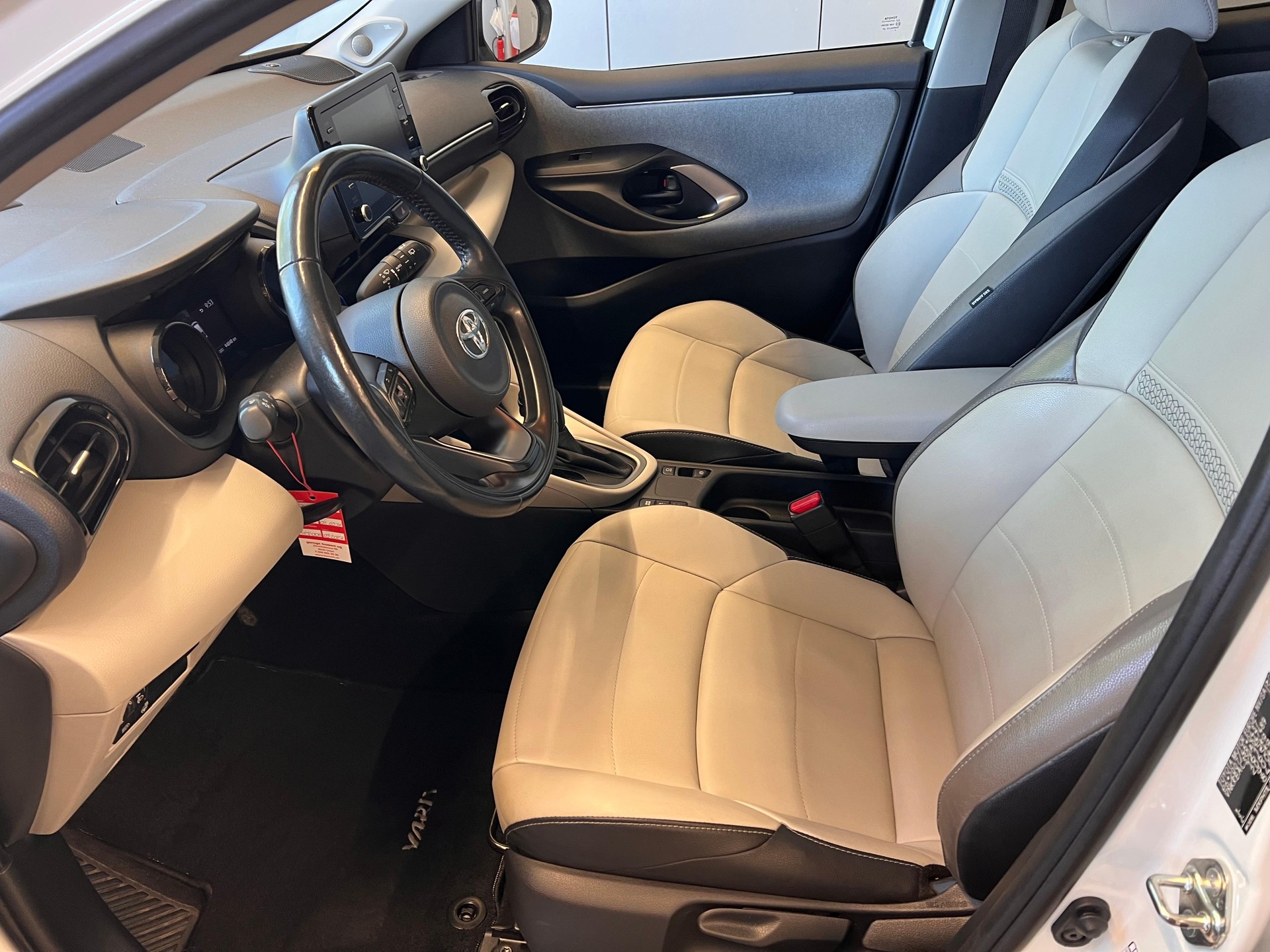 TOYOTA Yaris 1.5 VVT-i HSD Premium-image-8