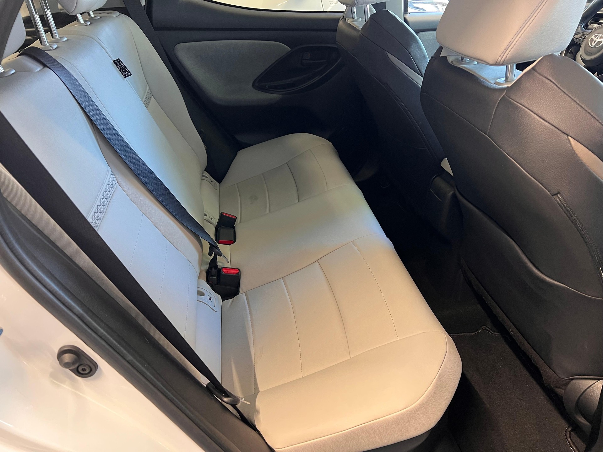TOYOTA Yaris 1.5 VVT-i HSD Premium-image-11