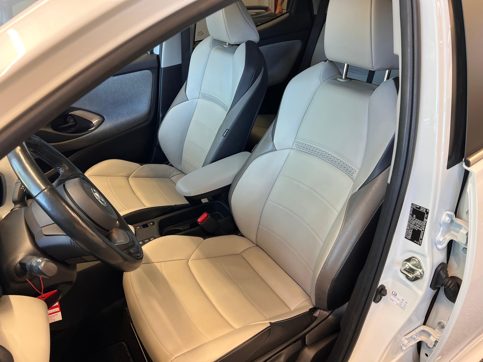 TOYOTA Yaris 1.5 VVT-i HSD Premium-image-9