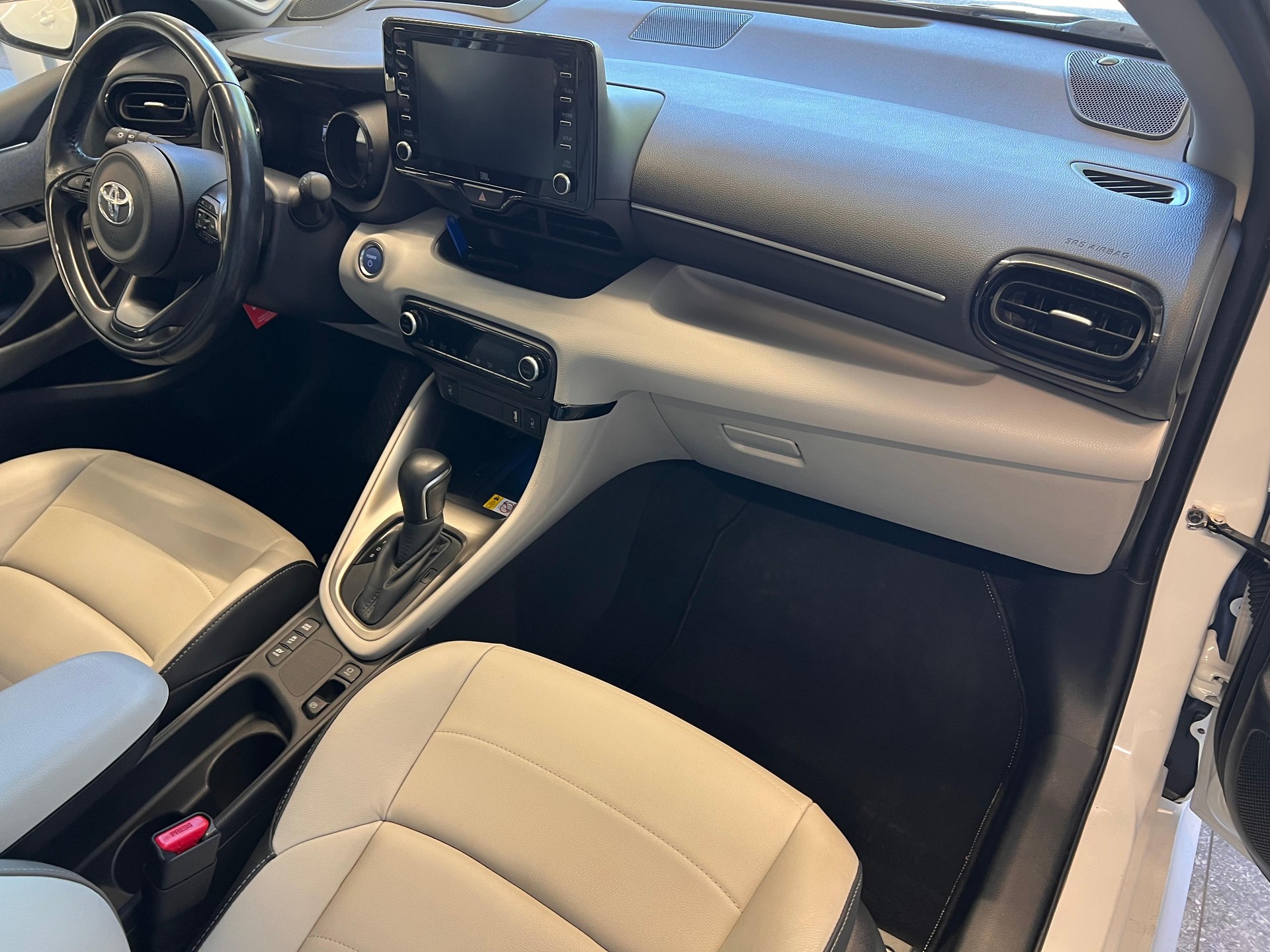 TOYOTA Yaris 1.5 VVT-i HSD Premium-image-13