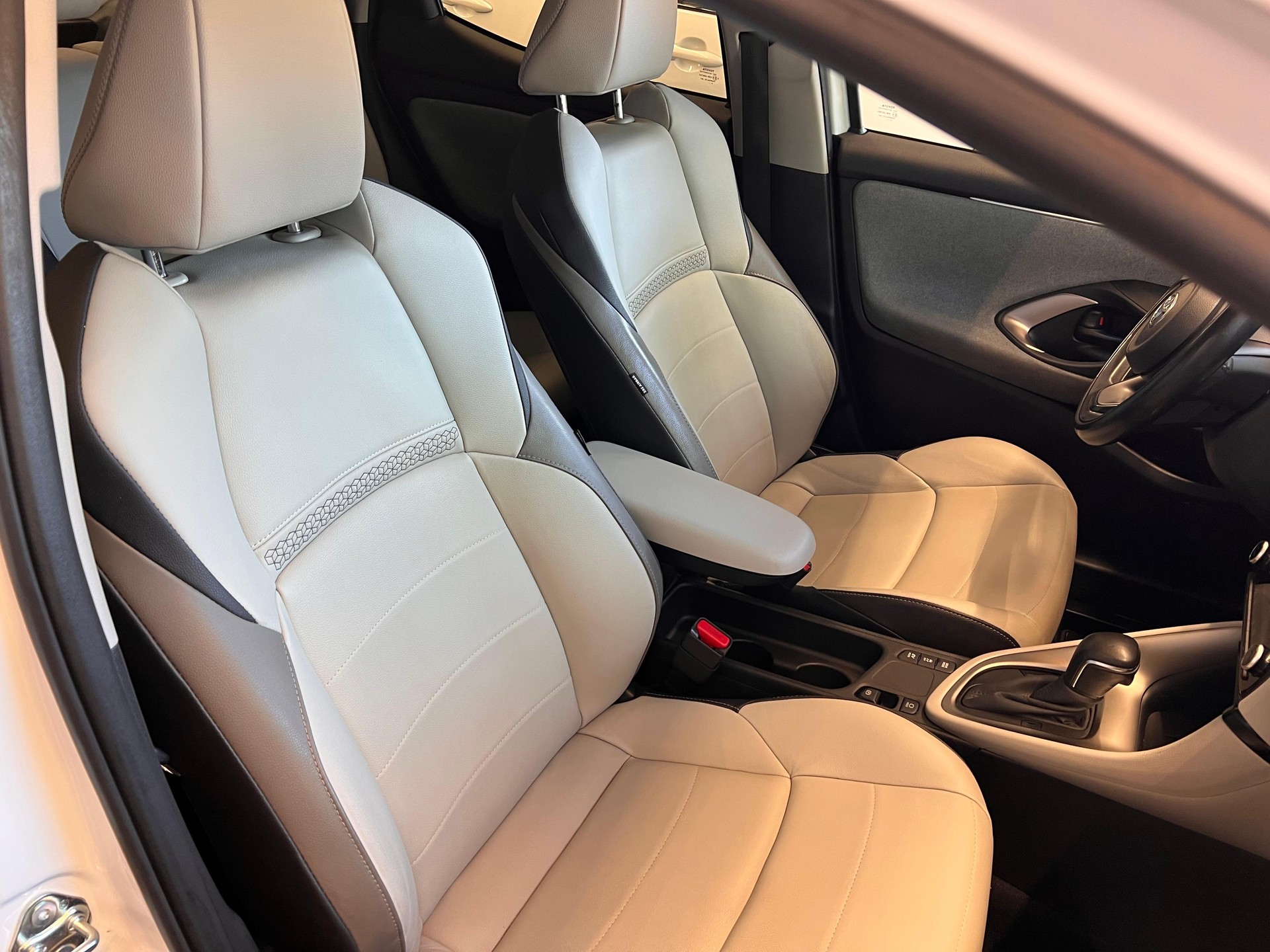 TOYOTA Yaris 1.5 VVT-i HSD Premium-image-14
