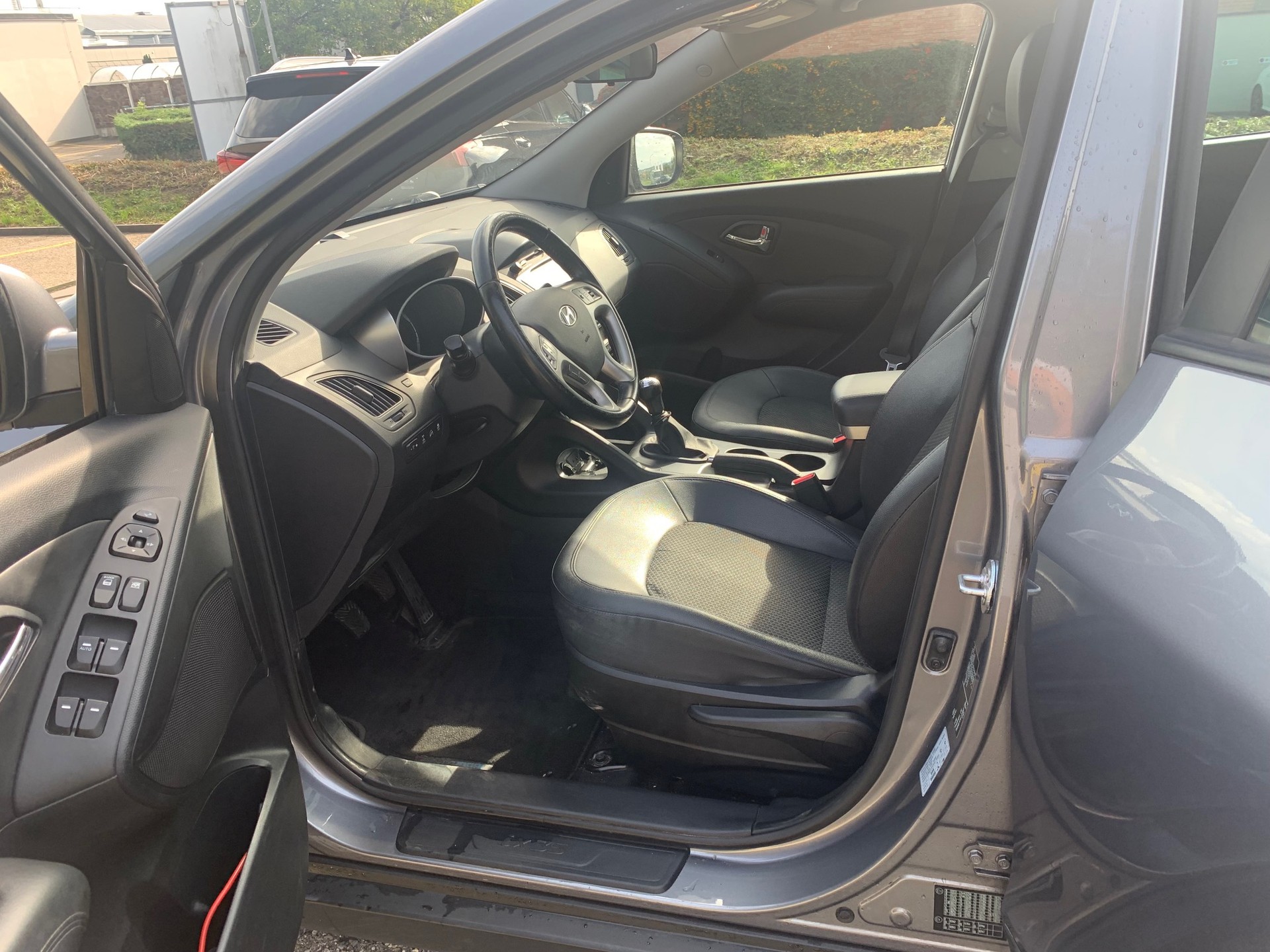 HYUNDAI iX 35 2.0 Premium 4WD-image-8