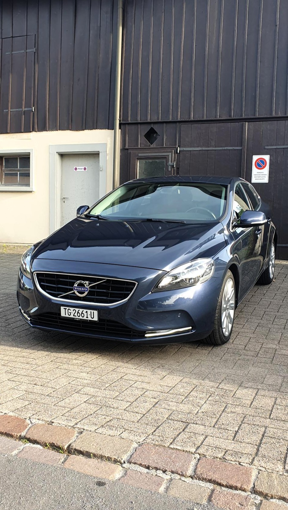 VOLVO V40 T4 Kinetic Powershift-image-1
