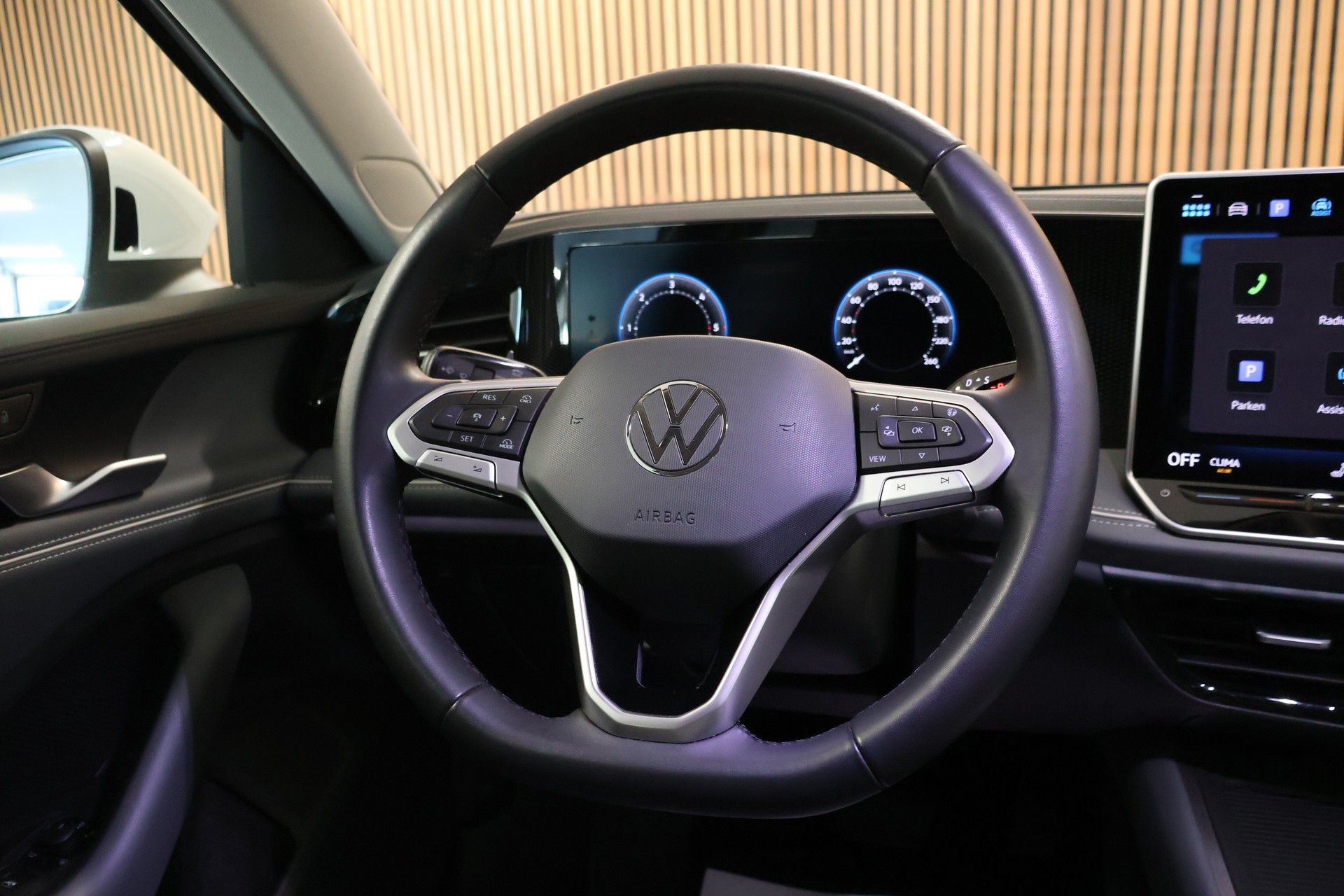 VW Passat Variant 2.0 TDI evo Business 4 Motion DSG-image-16