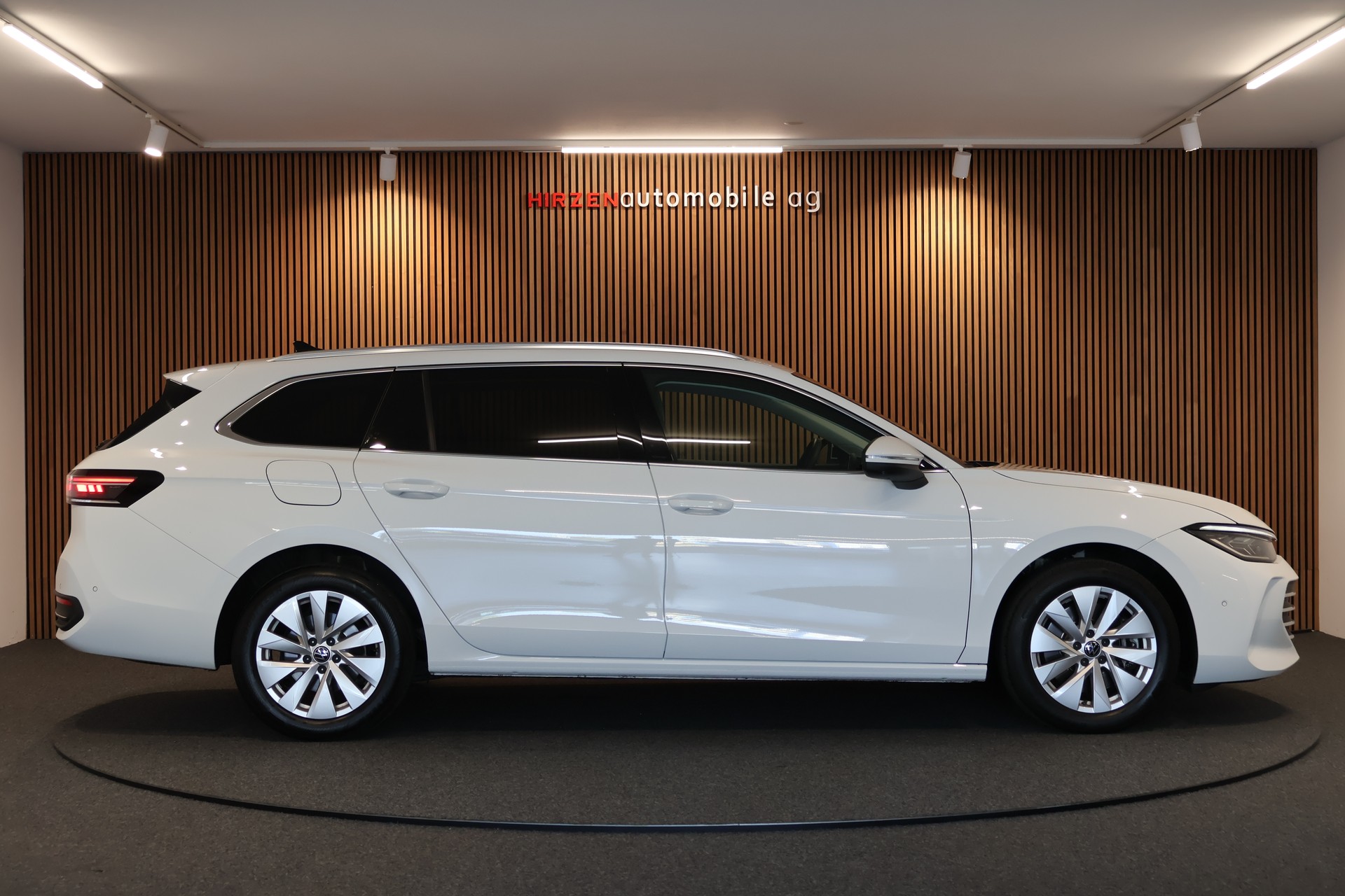 VW Passat Variant 2.0 TDI evo Business 4 Motion DSG-image-5