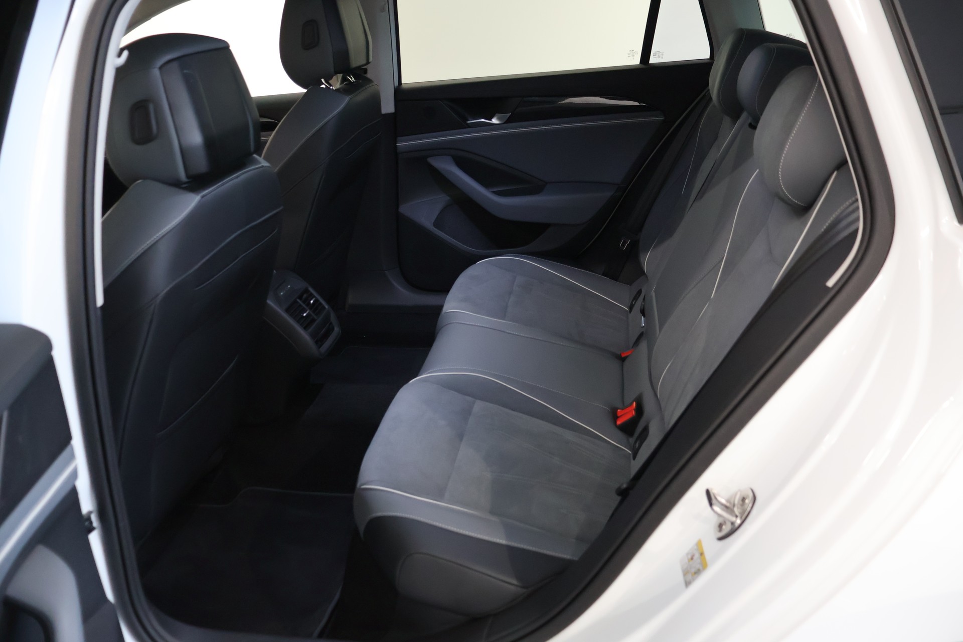 VW Passat Variant 2.0 TDI evo Business 4 Motion DSG-image-11