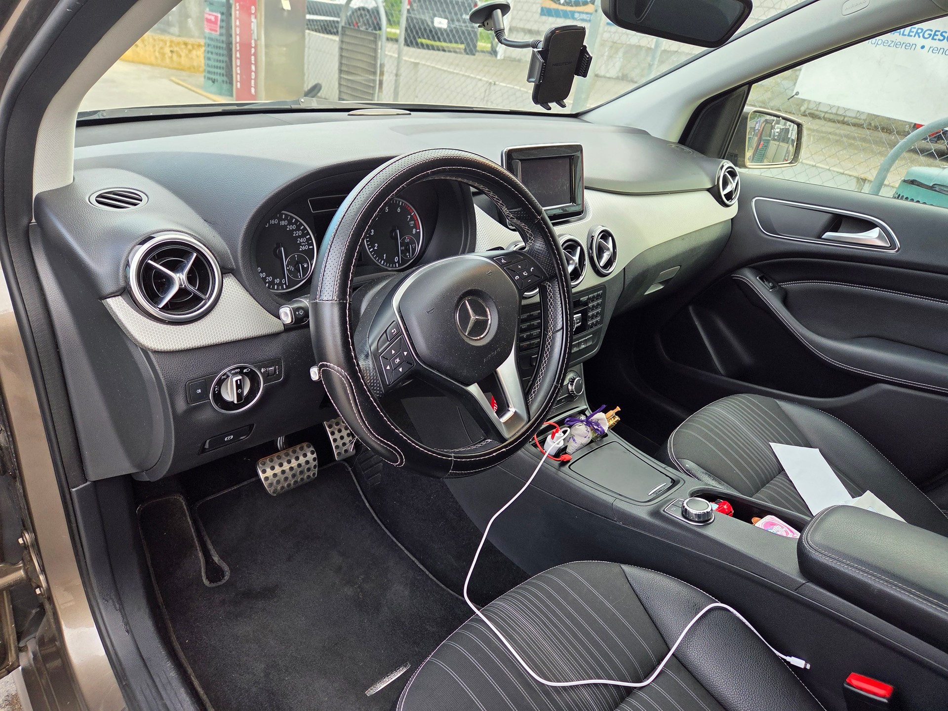 MERCEDES-BENZ B 200-image-1