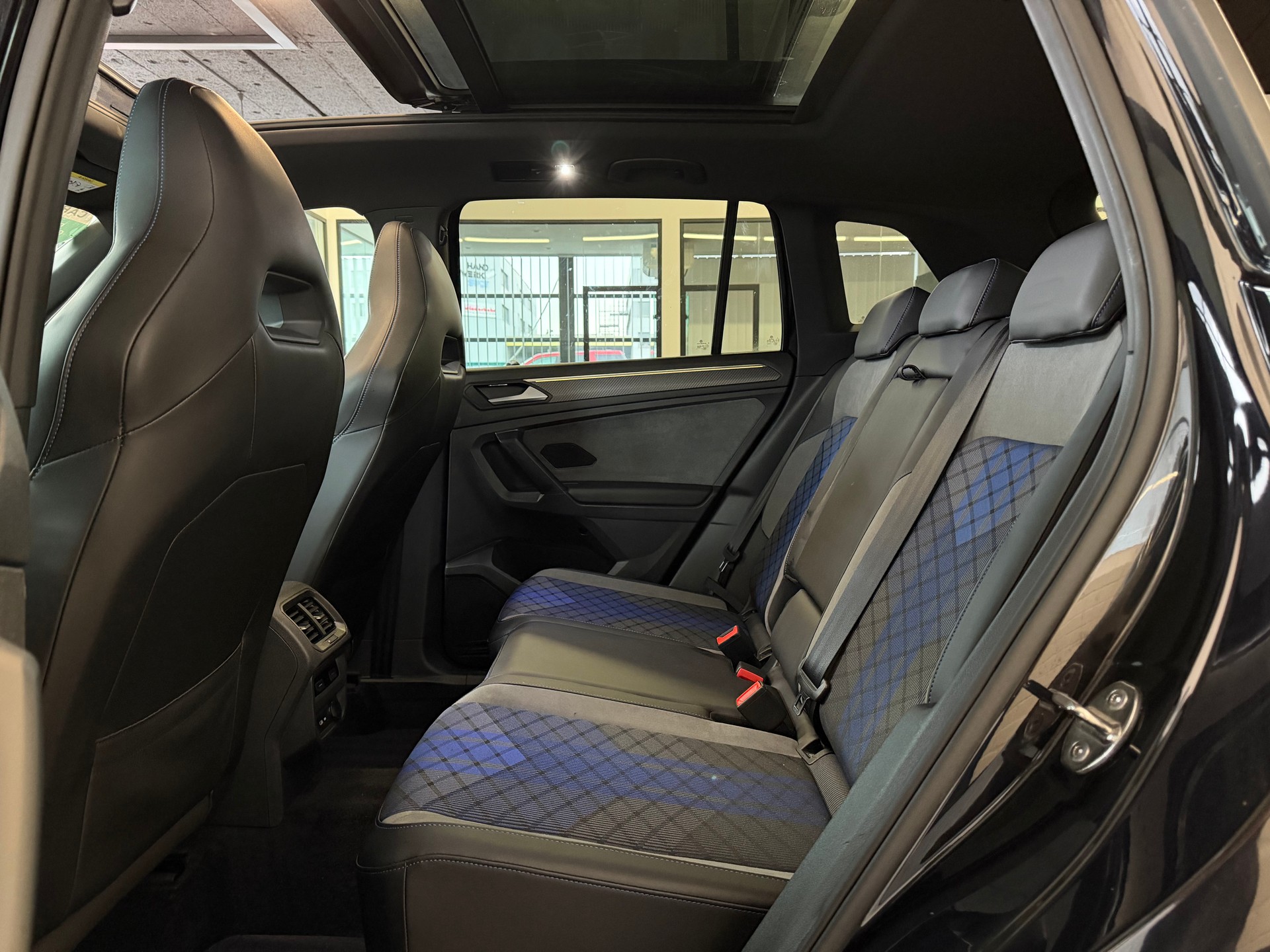 VW Tiguan 2.0TSI R 4Motion DSG-image-9