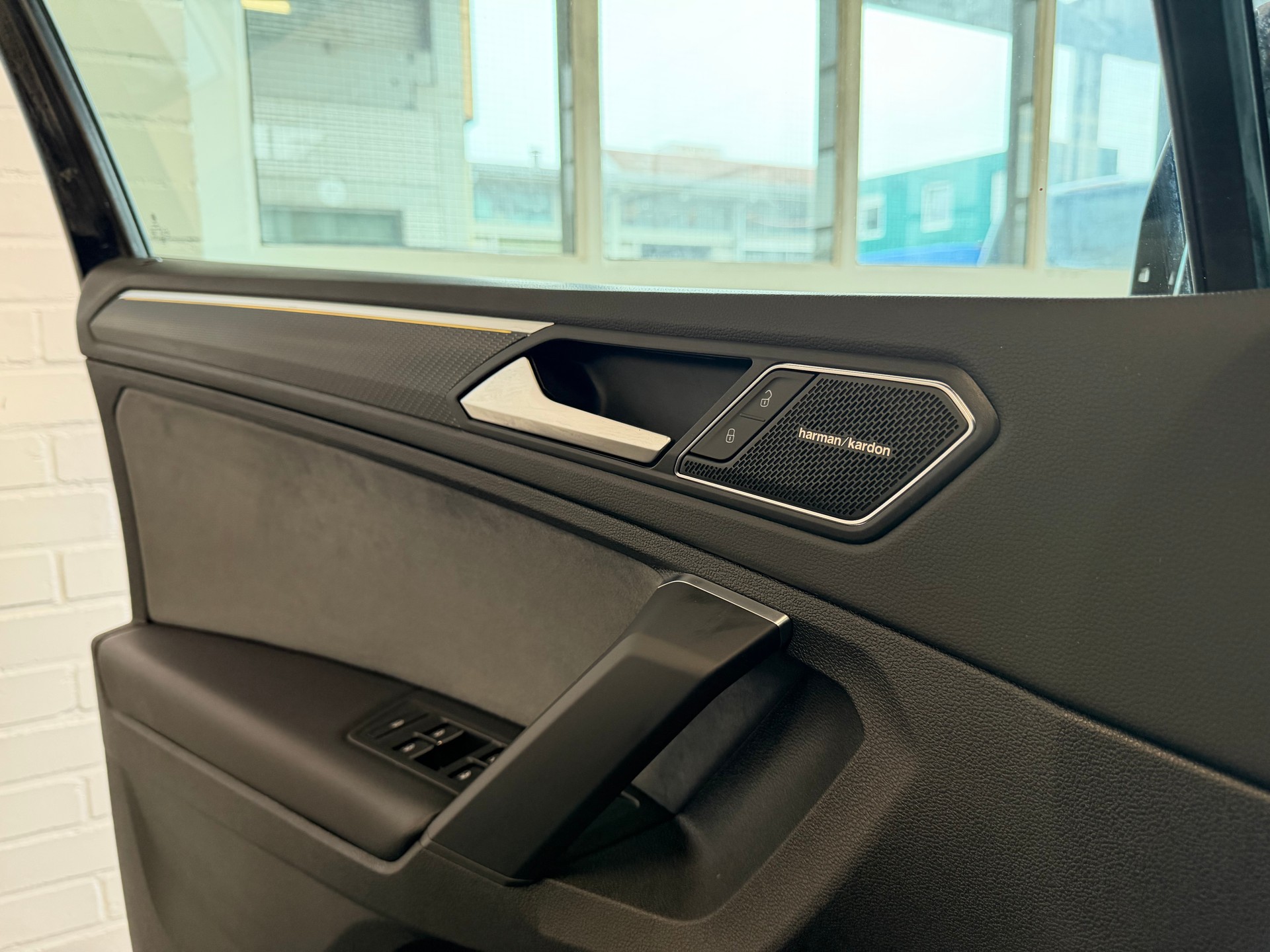 VW Tiguan 2.0TSI R 4Motion DSG-image-18