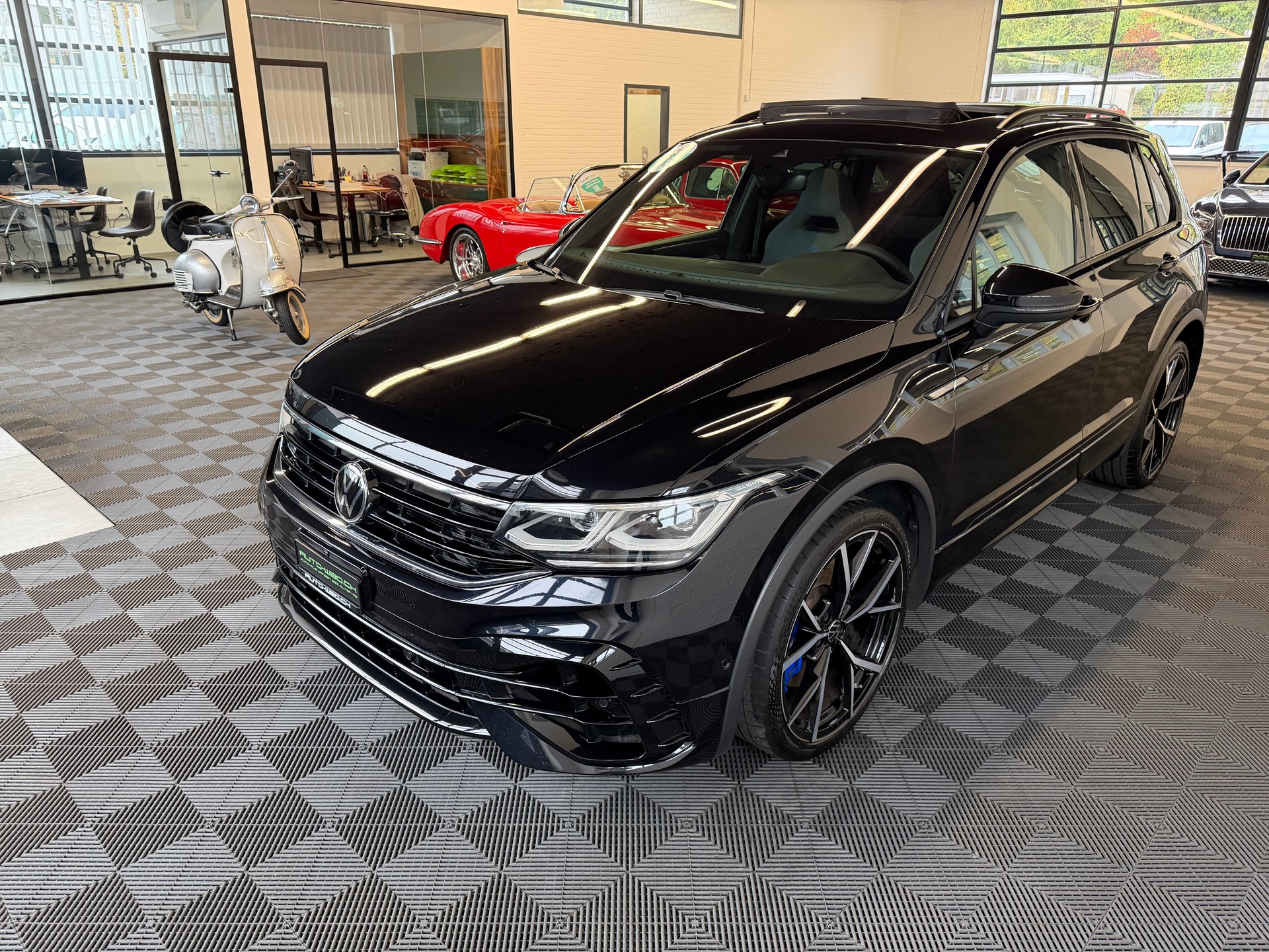 VW Tiguan 2.0TSI R 4Motion DSG-image-5