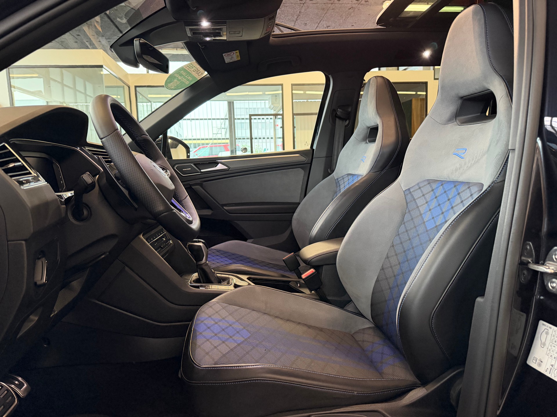 VW Tiguan 2.0TSI R 4Motion DSG-image-10
