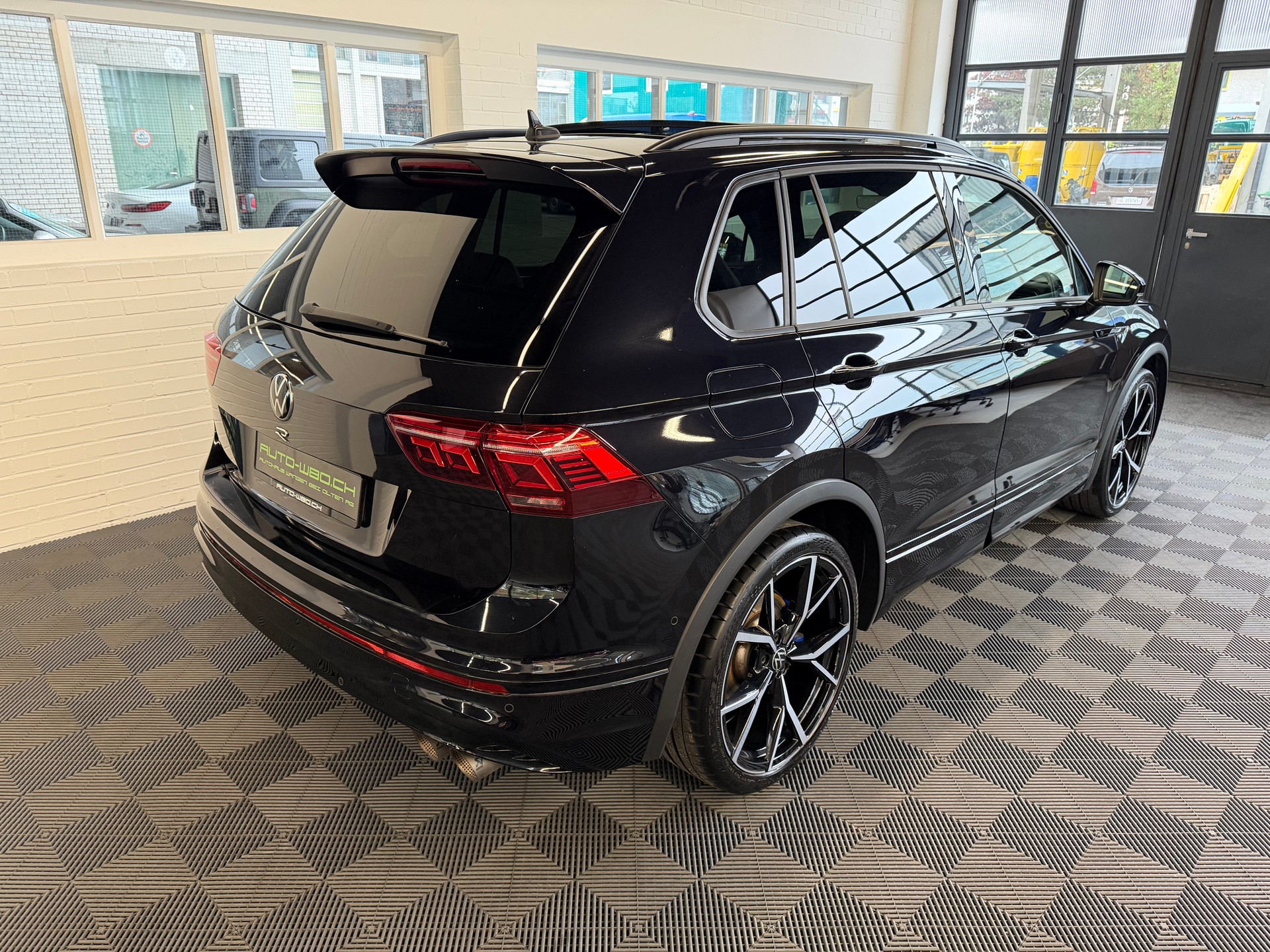 VW Tiguan 2.0TSI R 4Motion DSG-image-2